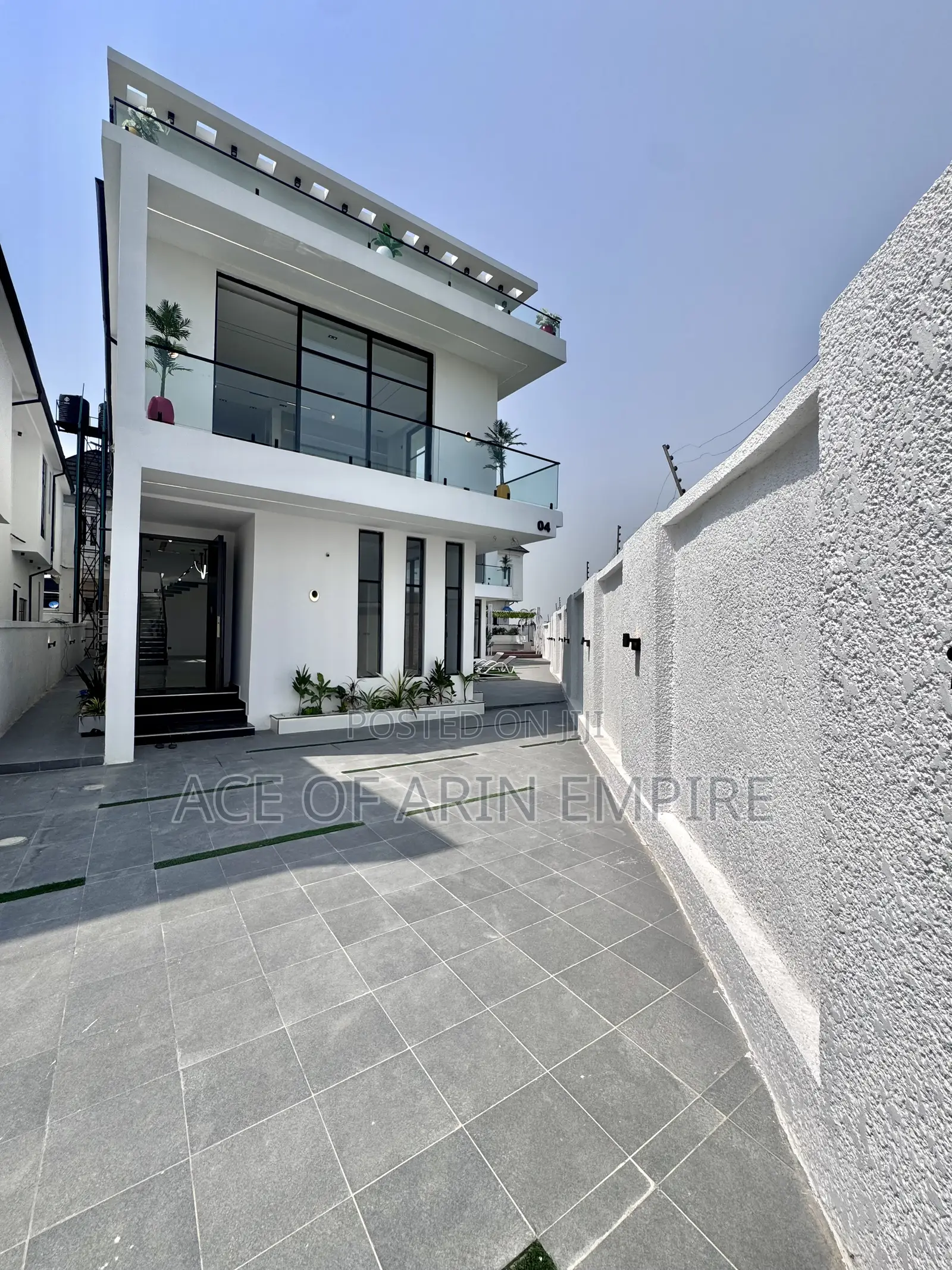 5bdrm Duplex in Chevron Estate. for sale in Chevron