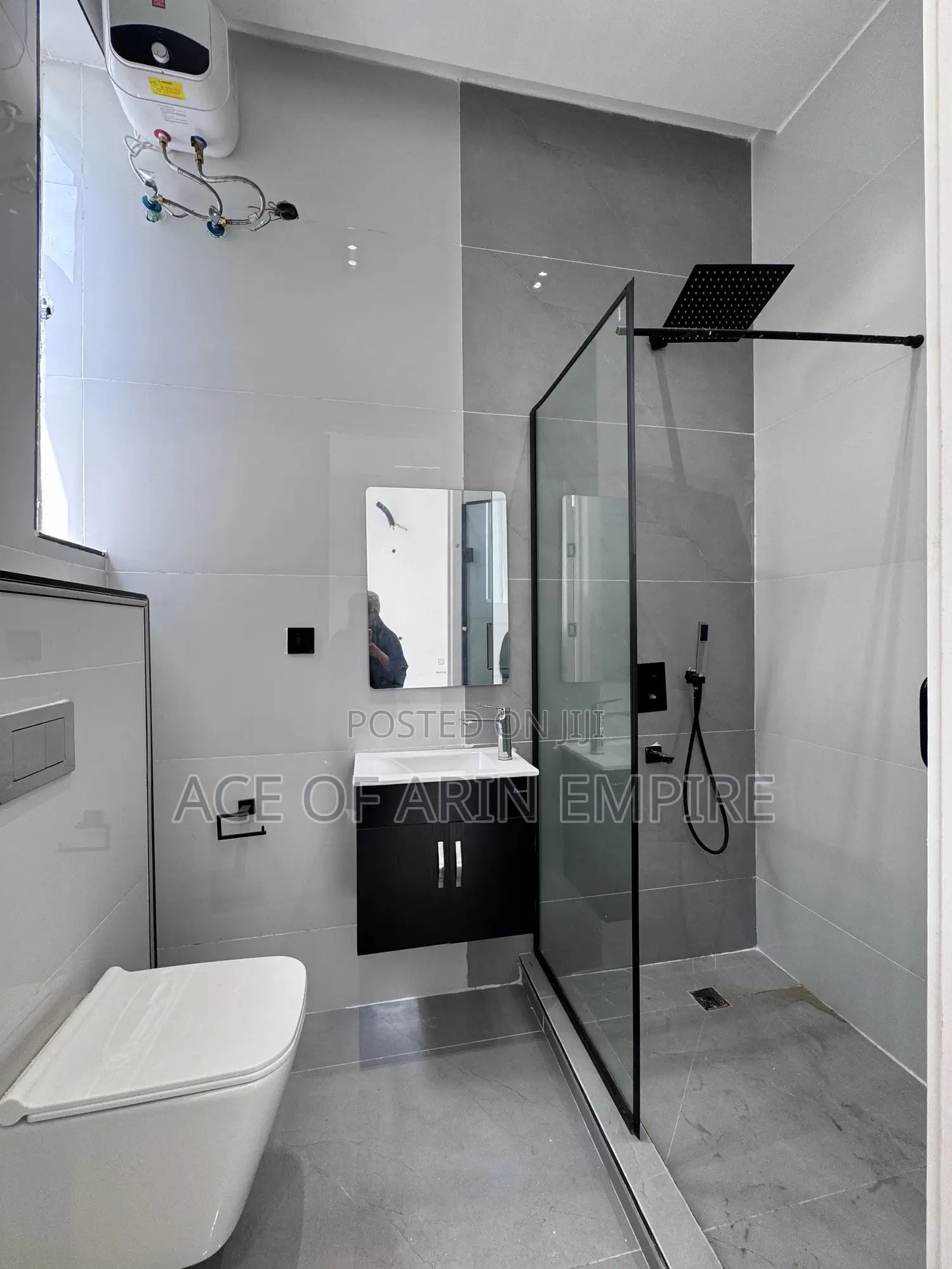 5bdrm Duplex in Chevron Estate. for sale in Chevron