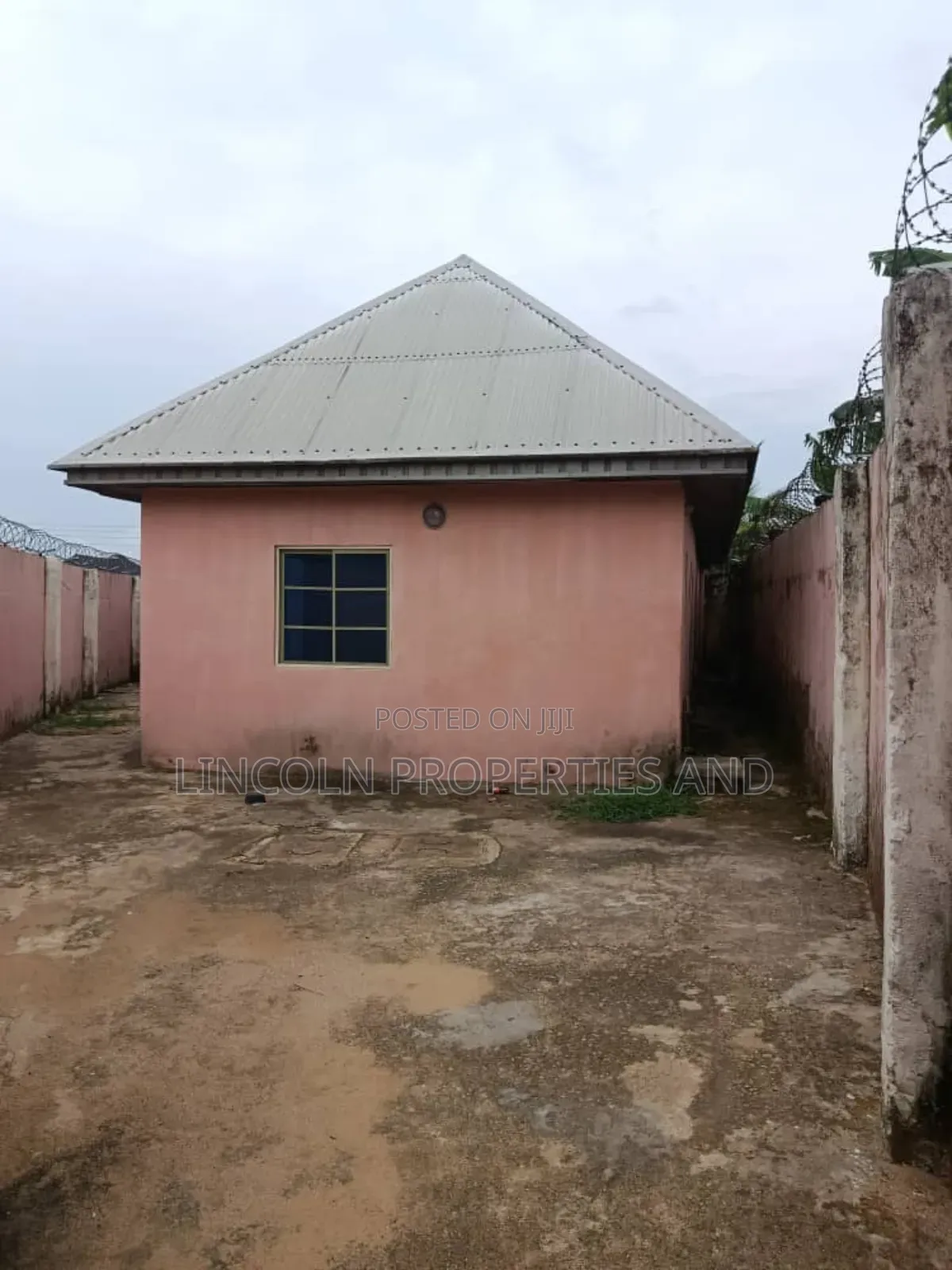 2bdrm Bungalow in Stadium Road, Uyo for sale in Uyo