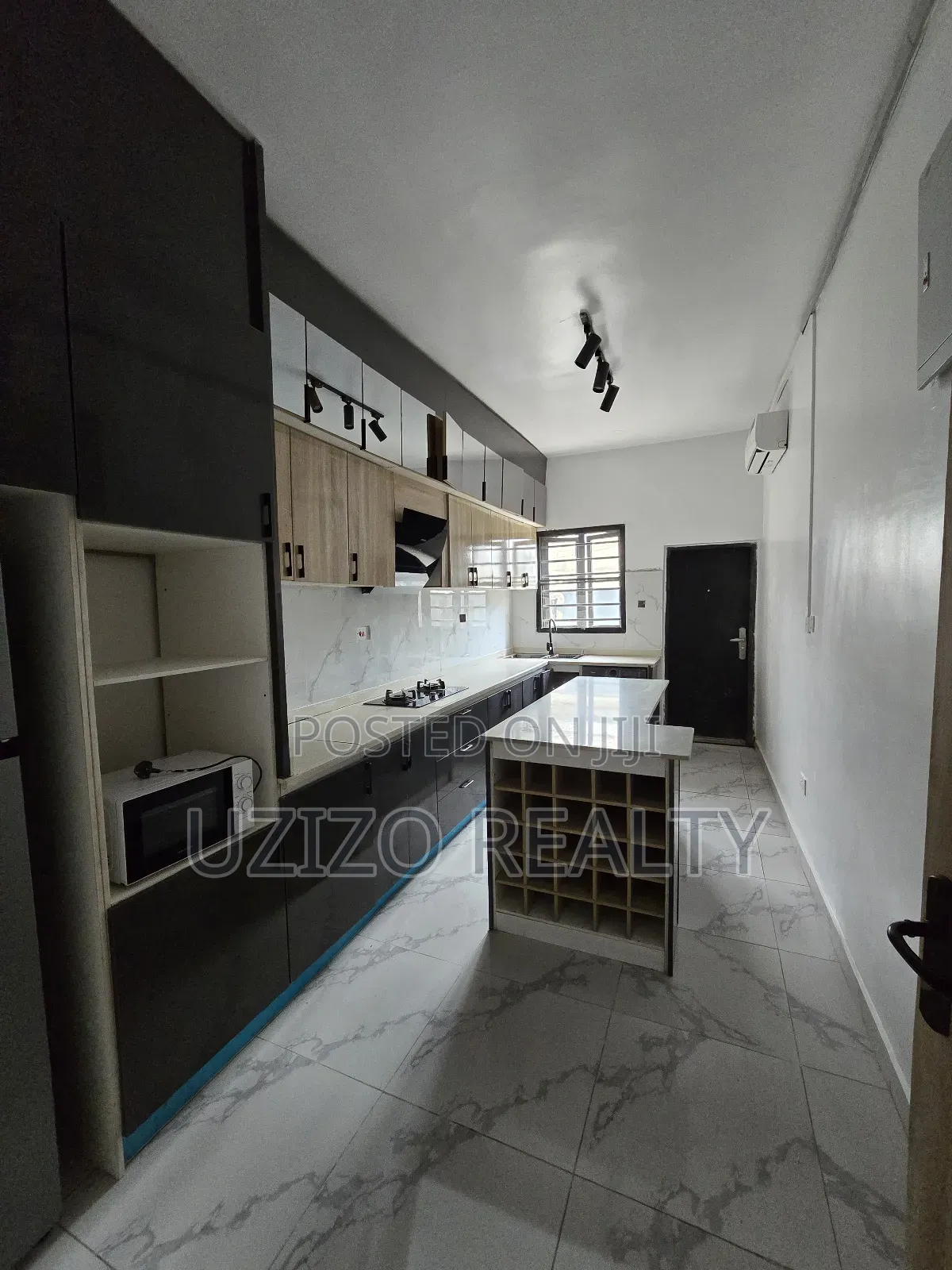 Furnished 4bdrm Townhouse/Terrace in Orchid Road, Lafiaji for Sale in Lafiaji