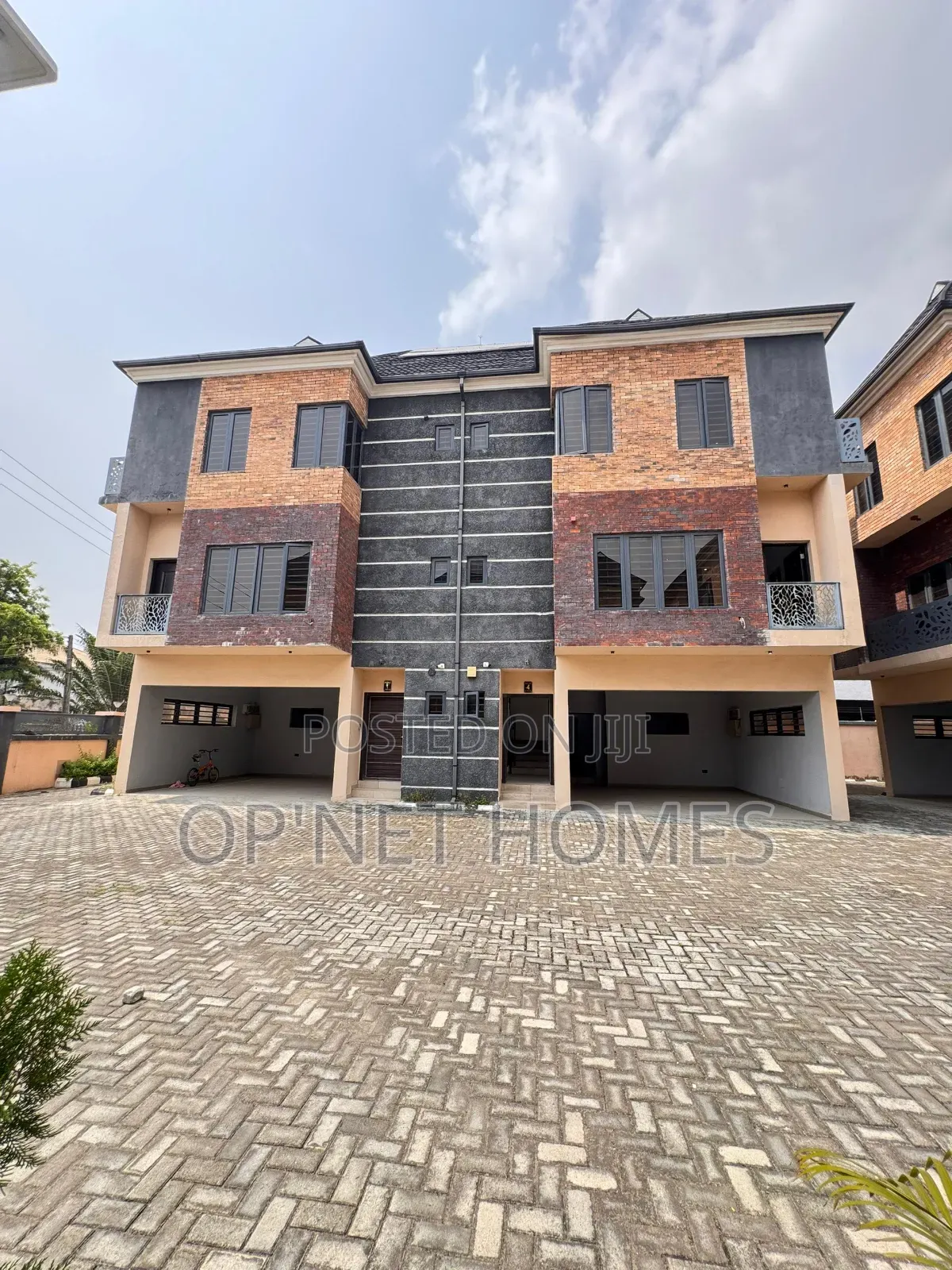4bdrm Duplex in Lekki Expressway for sale in Lekki Expressway