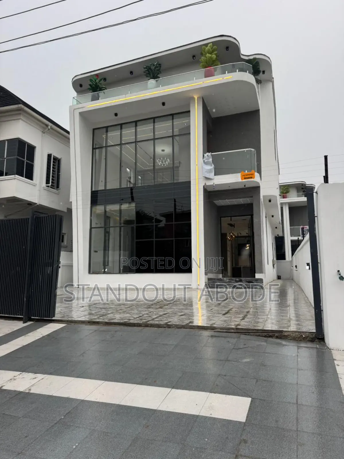 5bdrm Duplex in Inside An Estate, Chevron for sale in Chevron