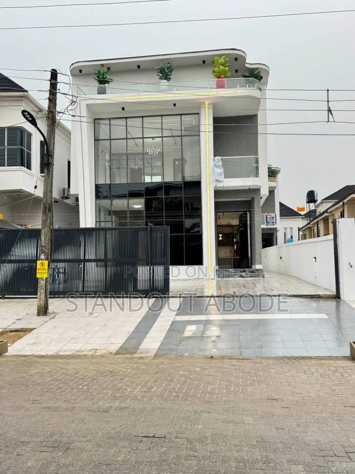 5bdrm Duplex in Inside An Estate, Chevron for sale in Chevron