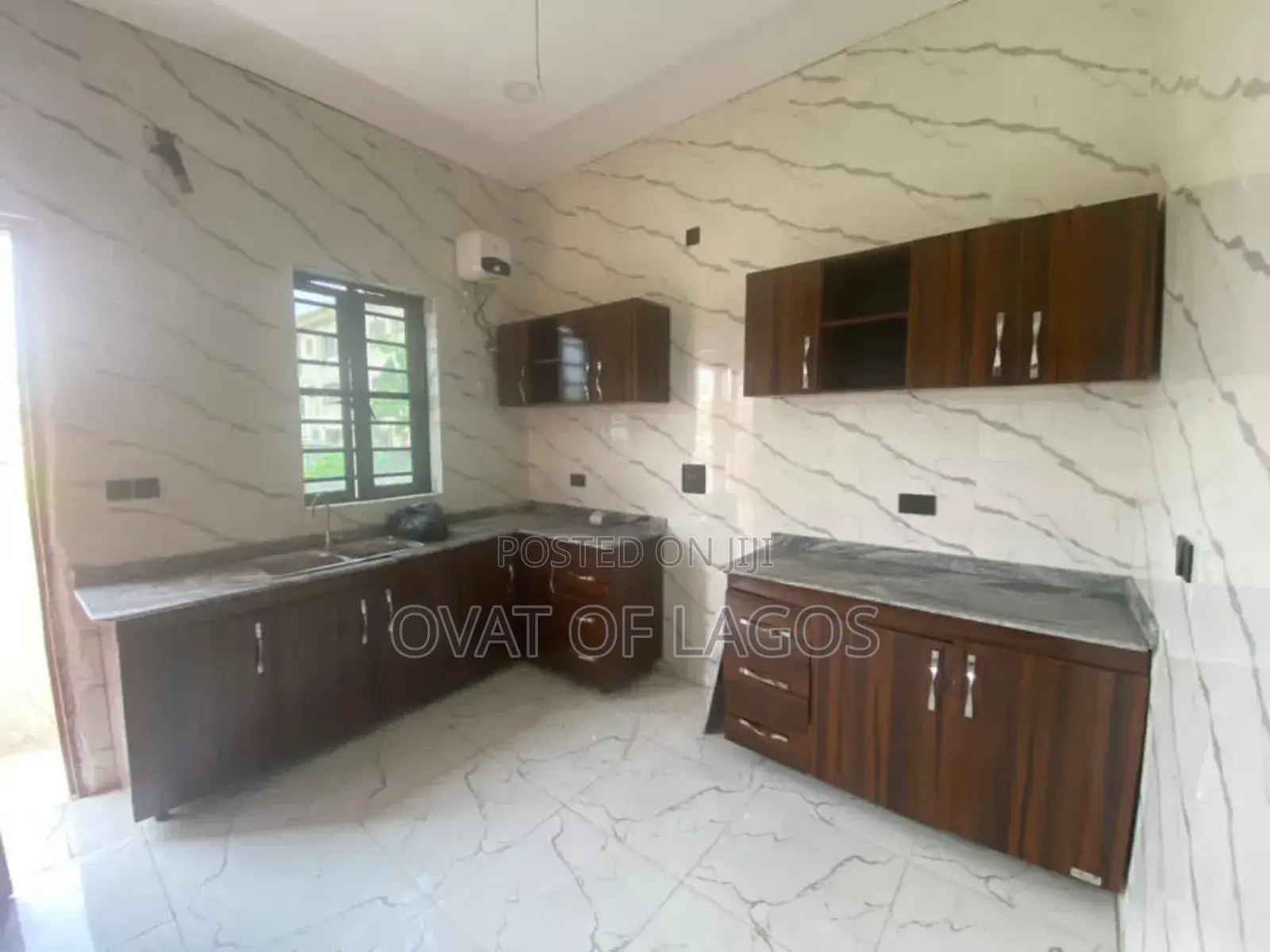 4bdrm Duplex in Chevron for rent in Chevron
