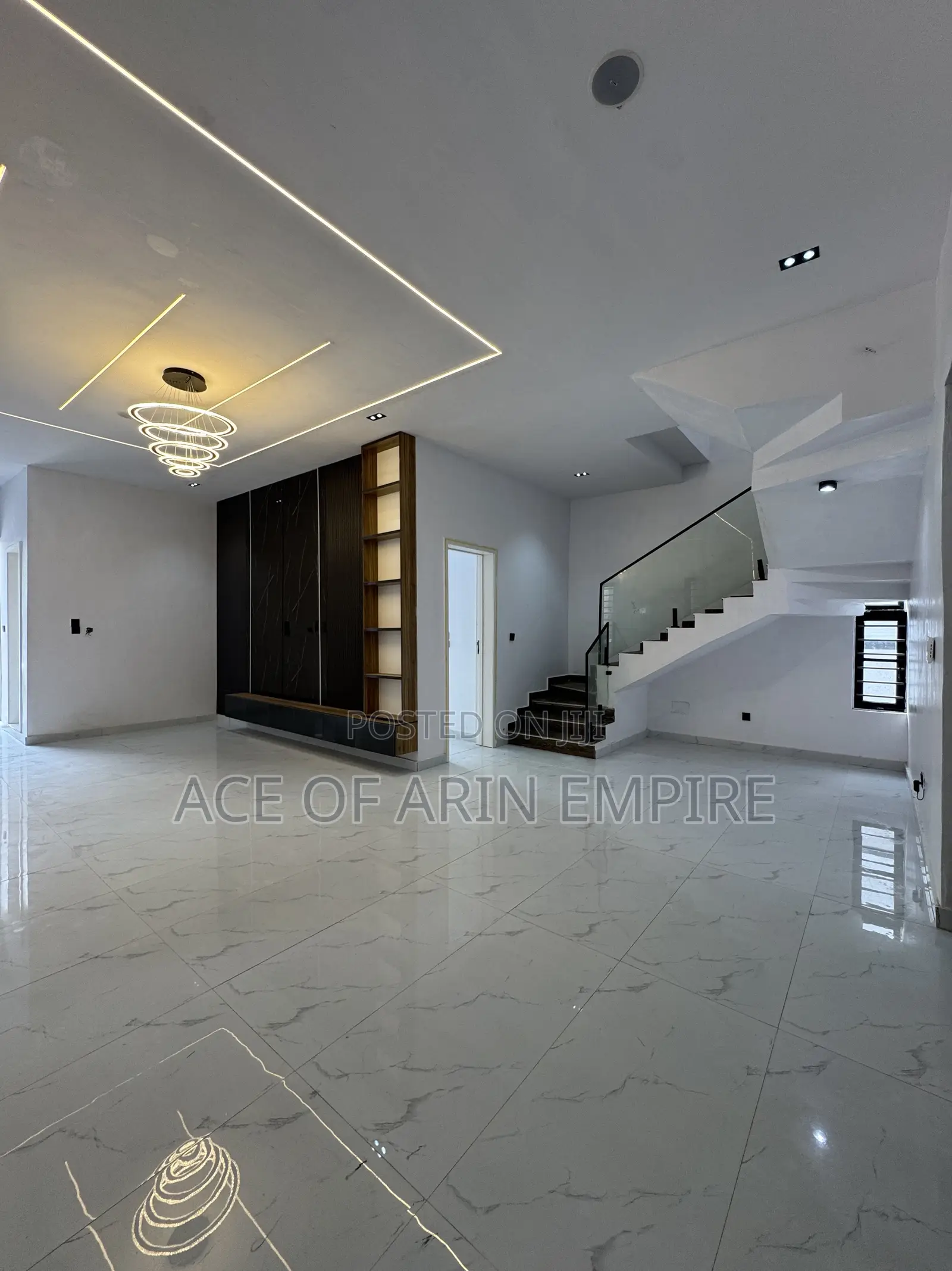 5bdrm Duplex in Chevron Estate for sale in Chevron