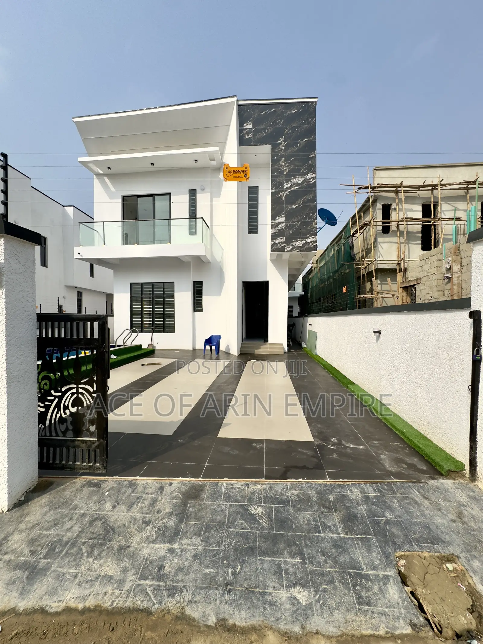 5bdrm Duplex in Chevron Estate for sale in Chevron