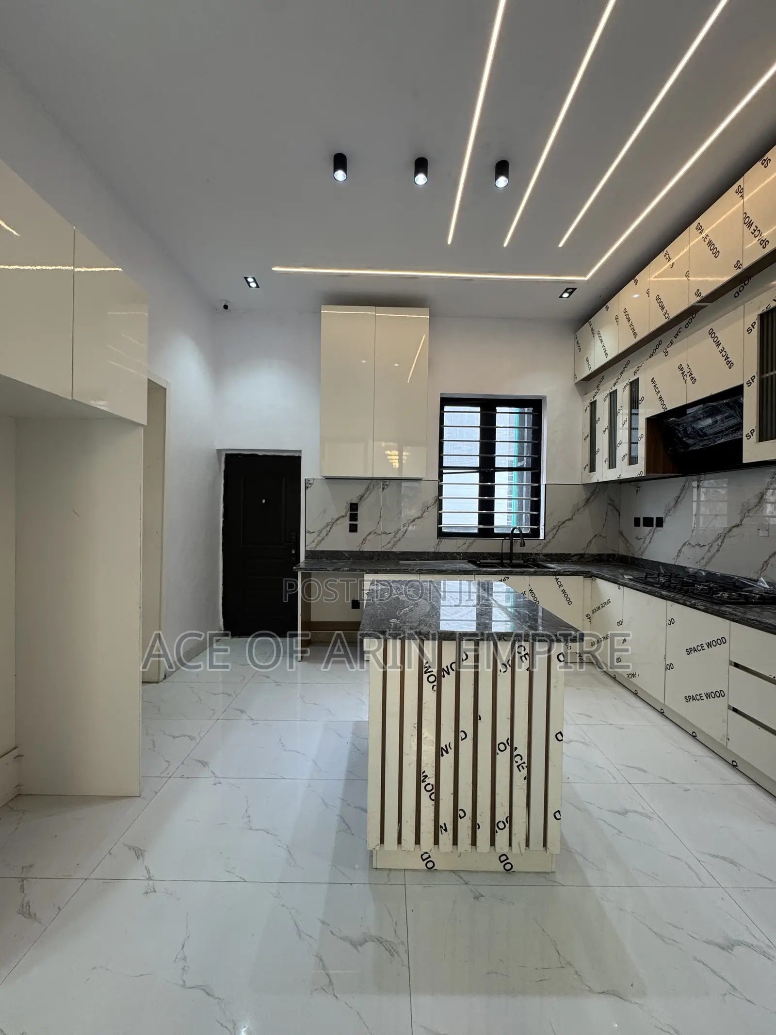 5bdrm Duplex in Chevron Estate for sale in Chevron