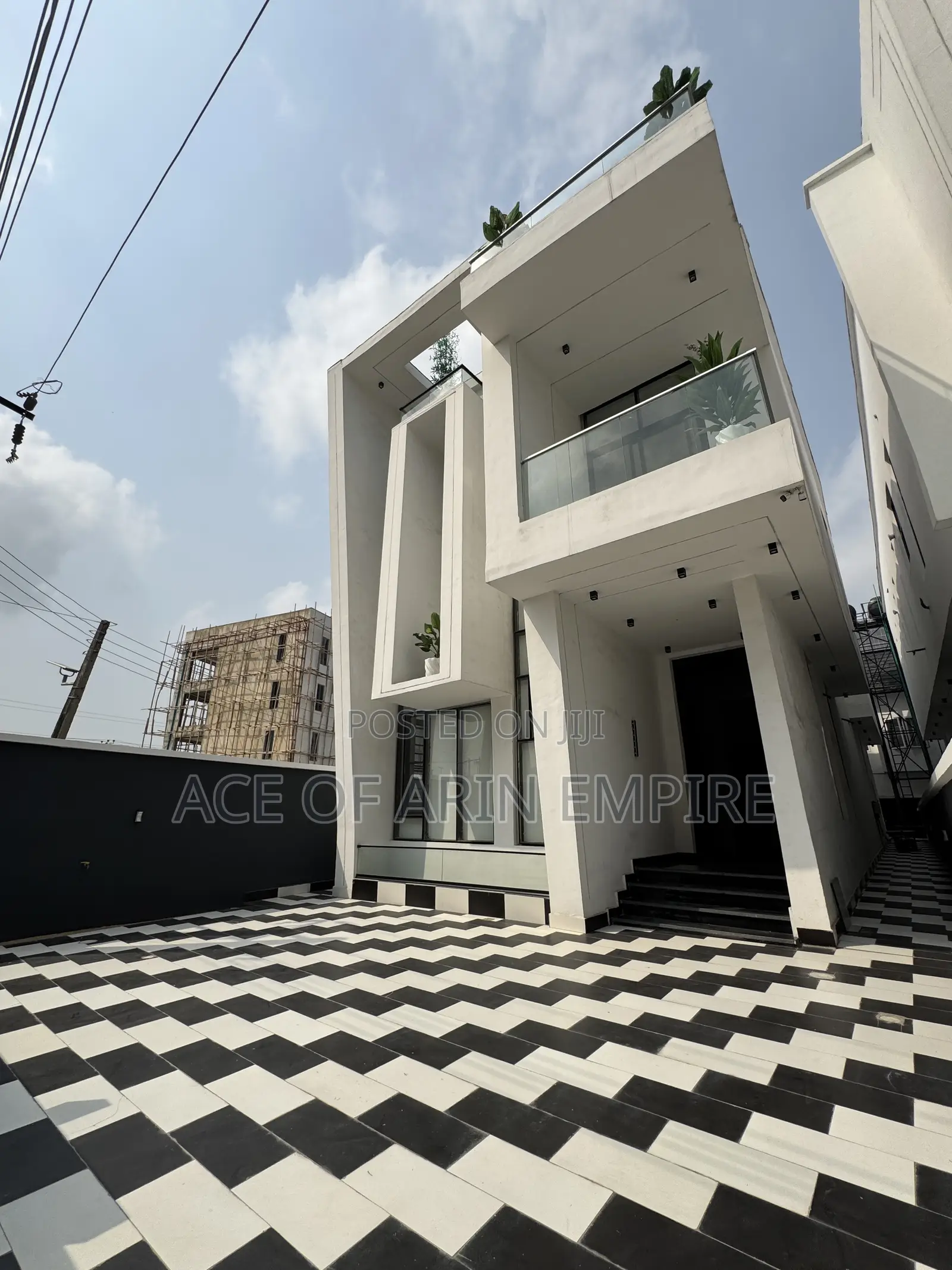 5bdrm Duplex in Chevron Estate for sale in Chevron