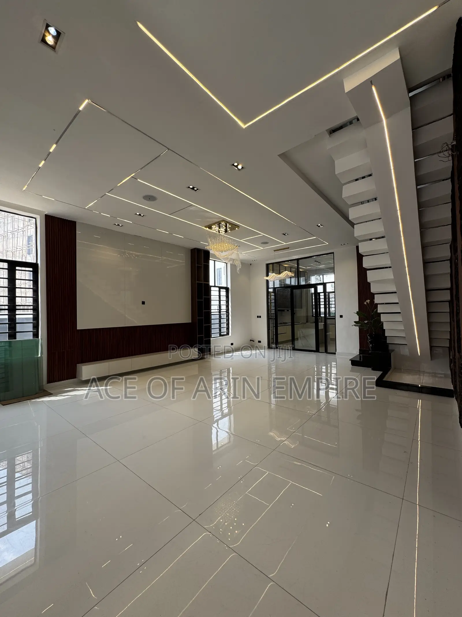 5bdrm Duplex in Chevron Estate for sale in Chevron