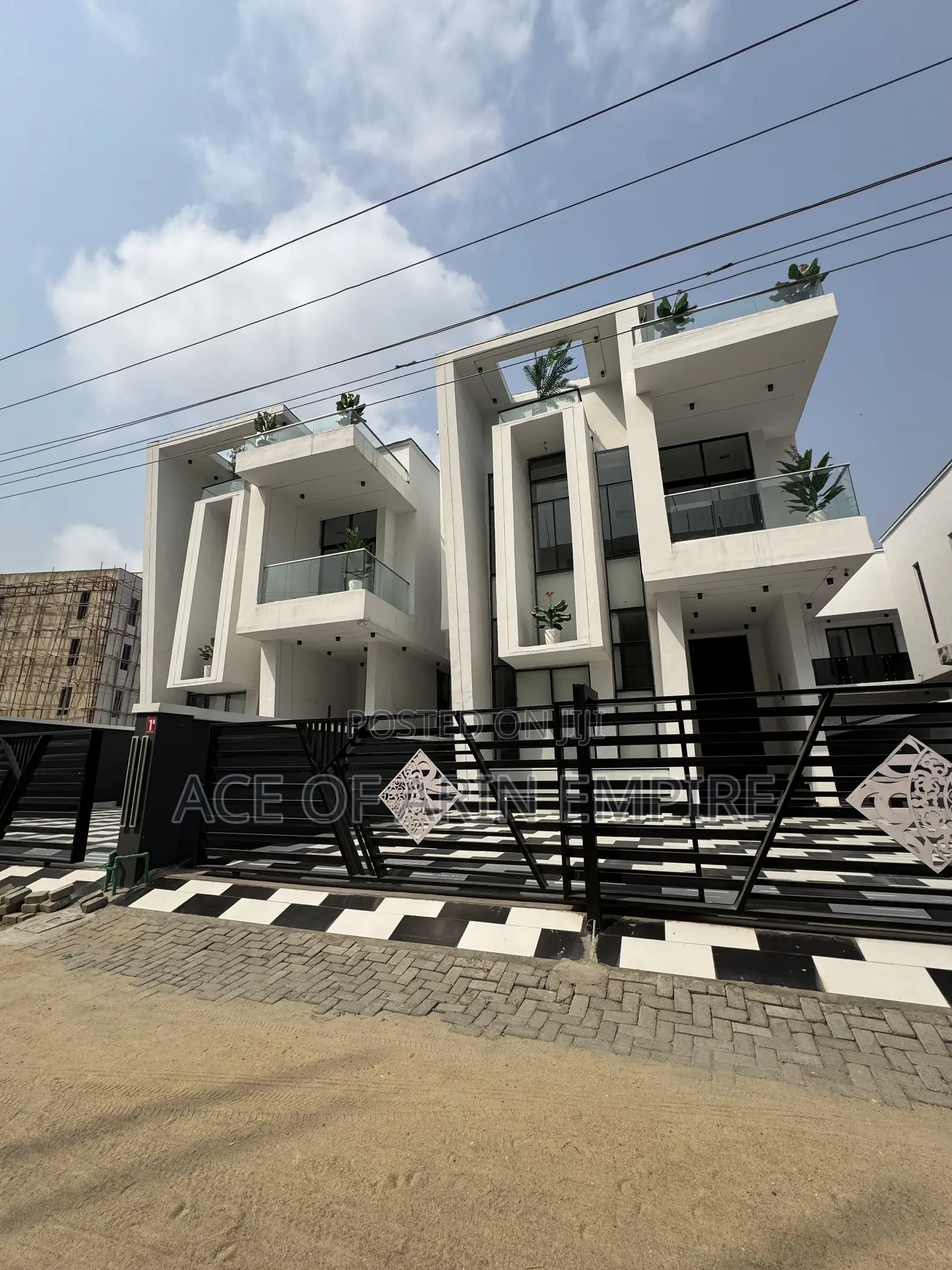 5bdrm Duplex in Chevron Estate for sale in Chevron
