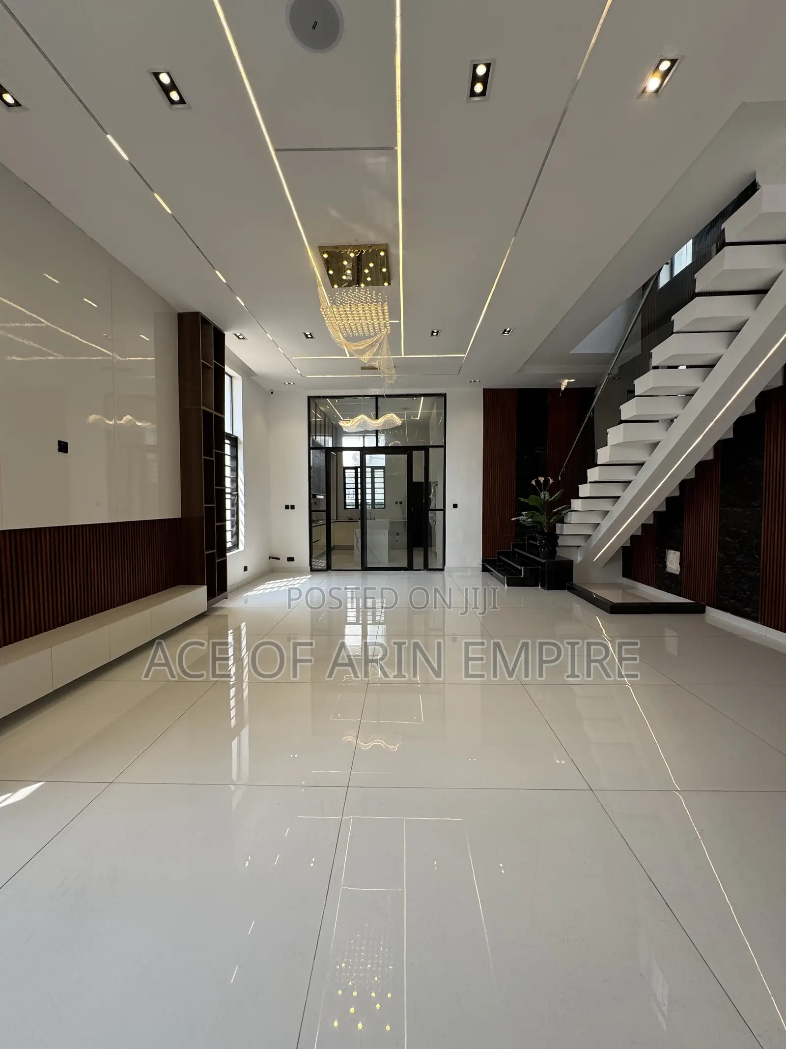 5bdrm Duplex in Chevron Estate for sale in Chevron