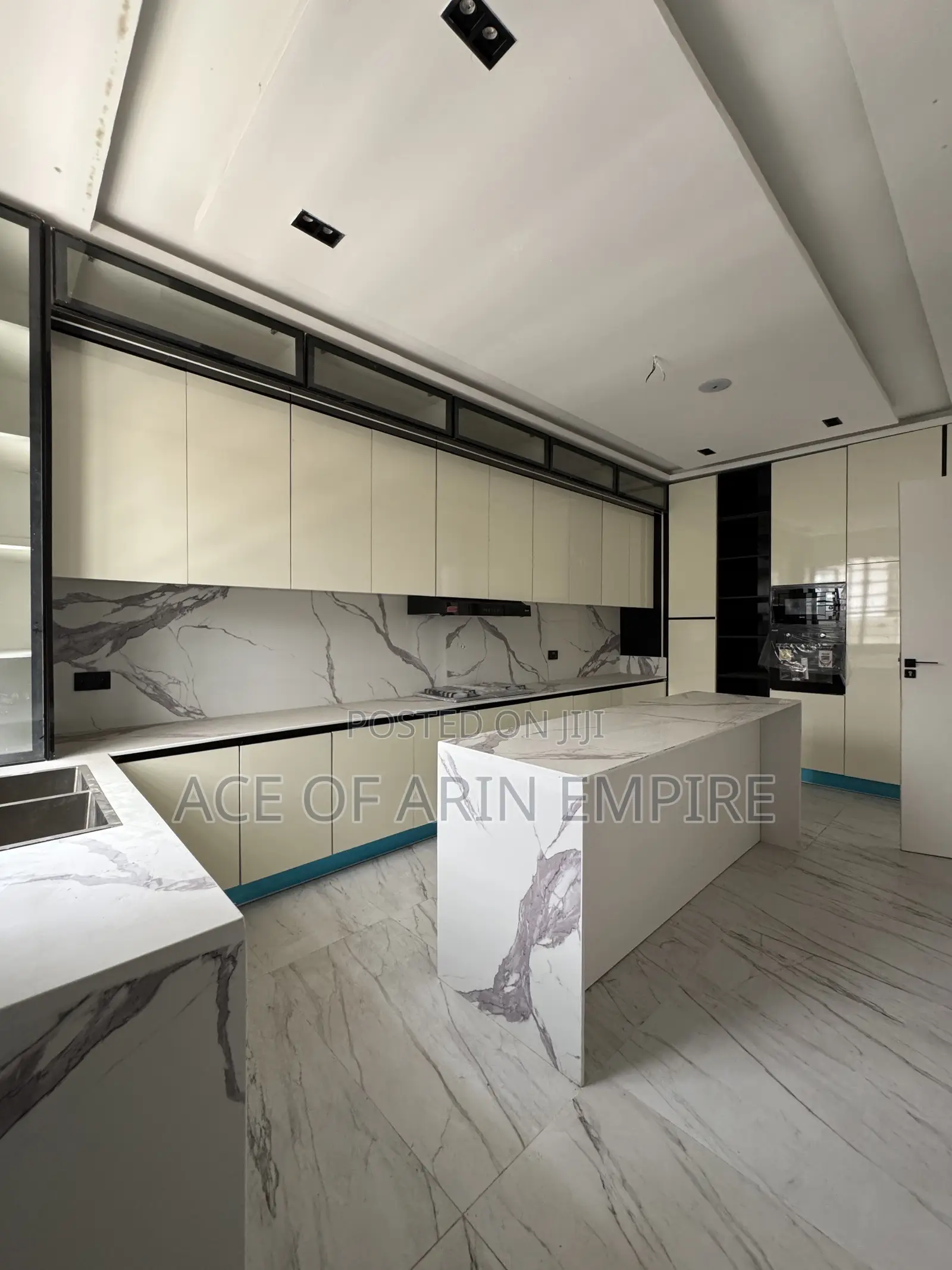 5bdrm Duplex in Chevron Estate for sale in Chevron