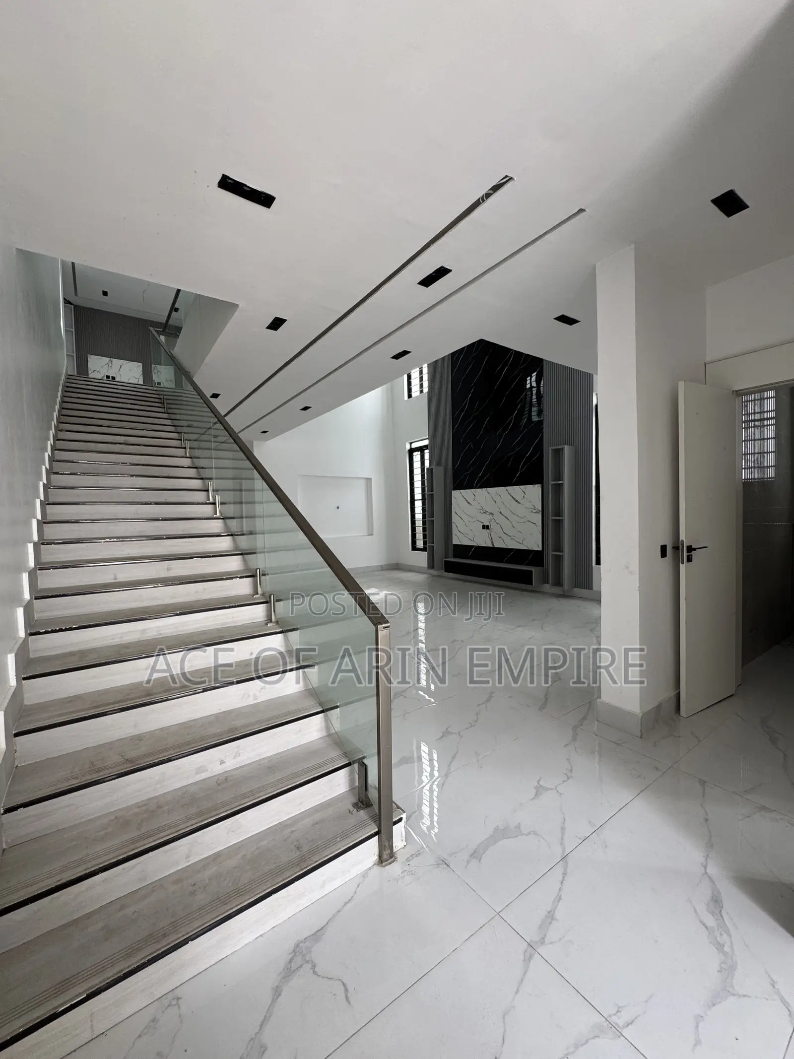 5bdrm Duplex in Chevron Estate for sale in Chevron