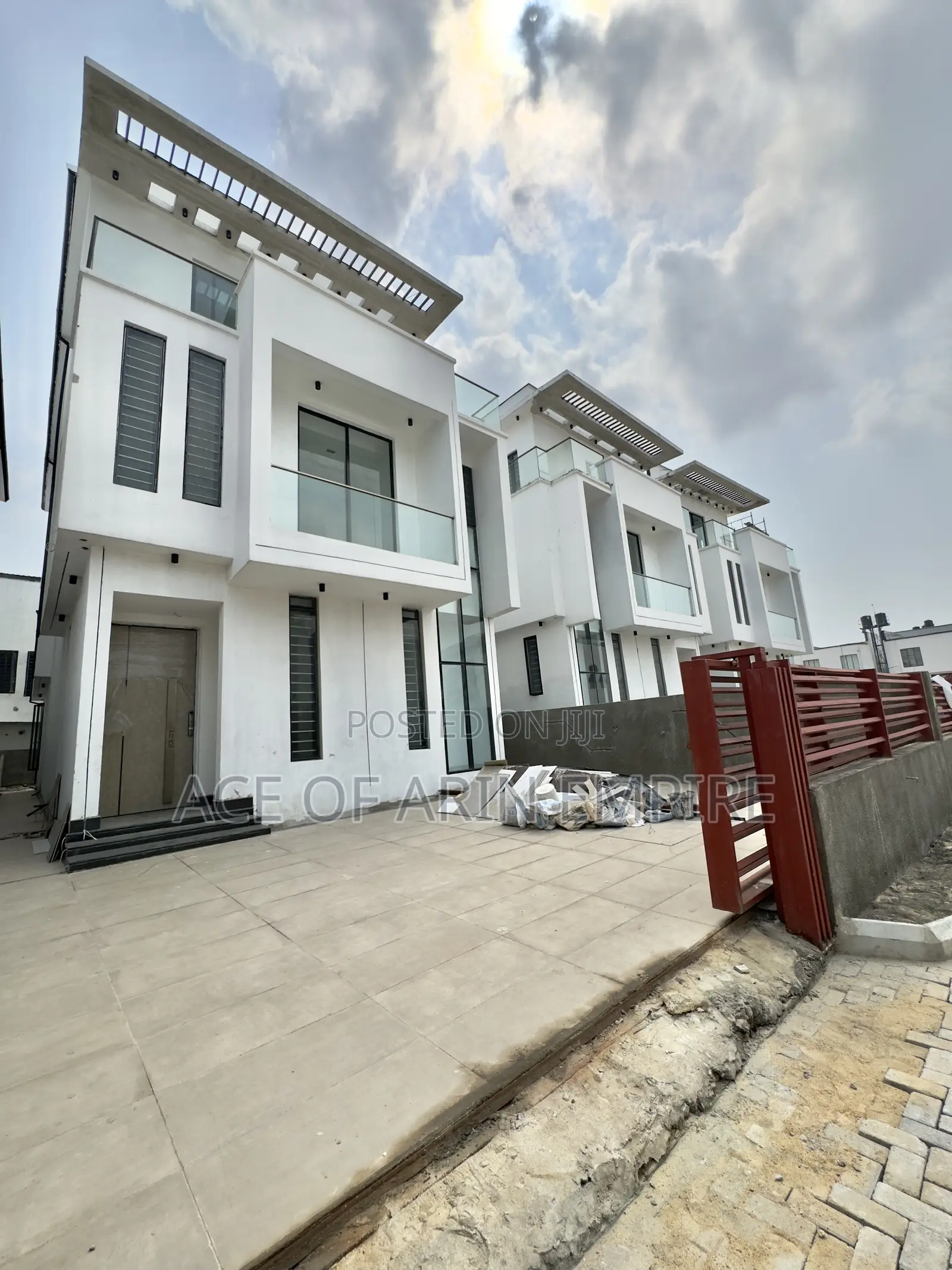 5bdrm Duplex in Chevron Estate for sale in Chevron