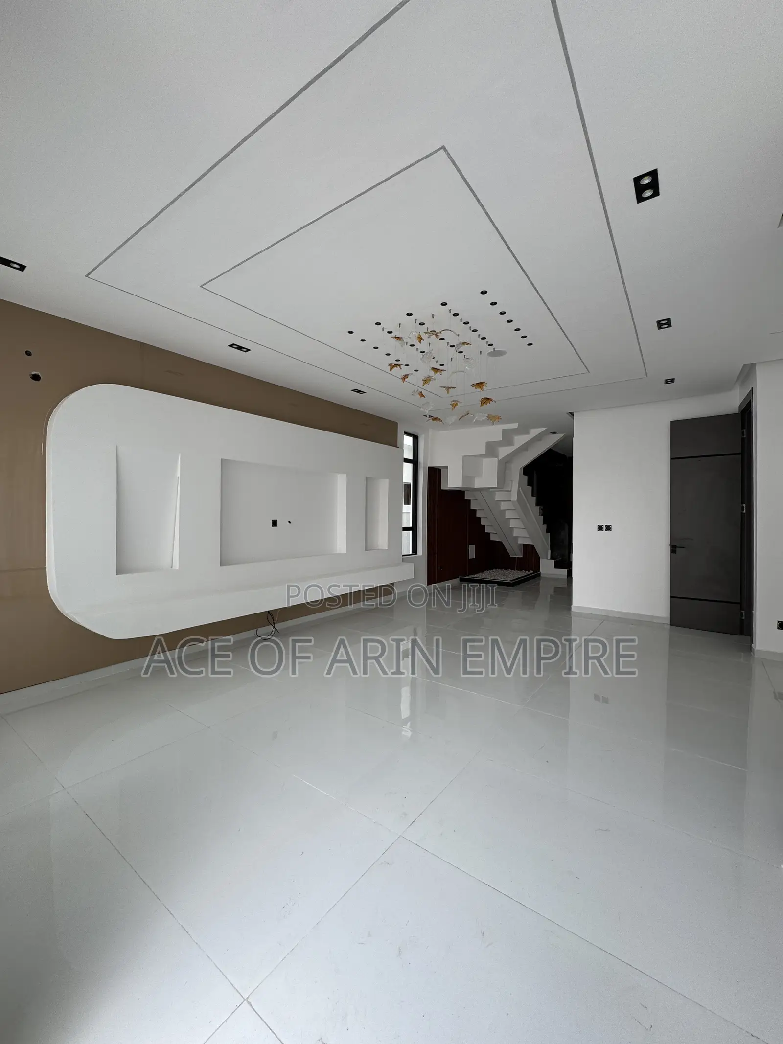 5bdrm Duplex in Chevron Estate for sale in Chevron