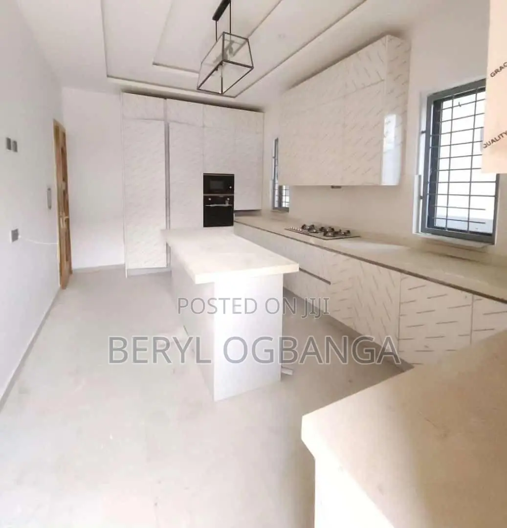 5bdrm Duplex in Ikate for sale in Ikate