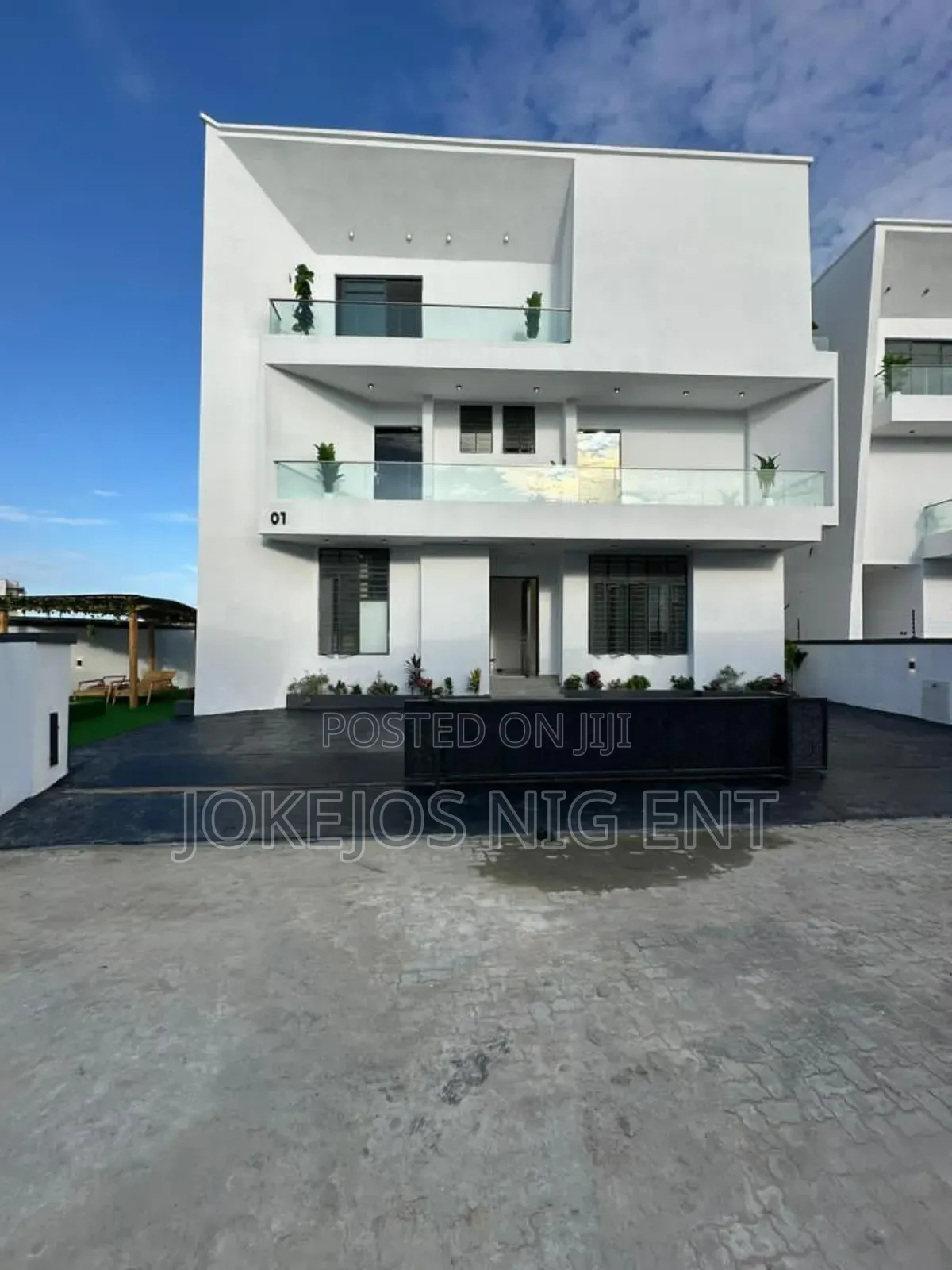 5bdrm Duplex in Chevron for sale in Chevron