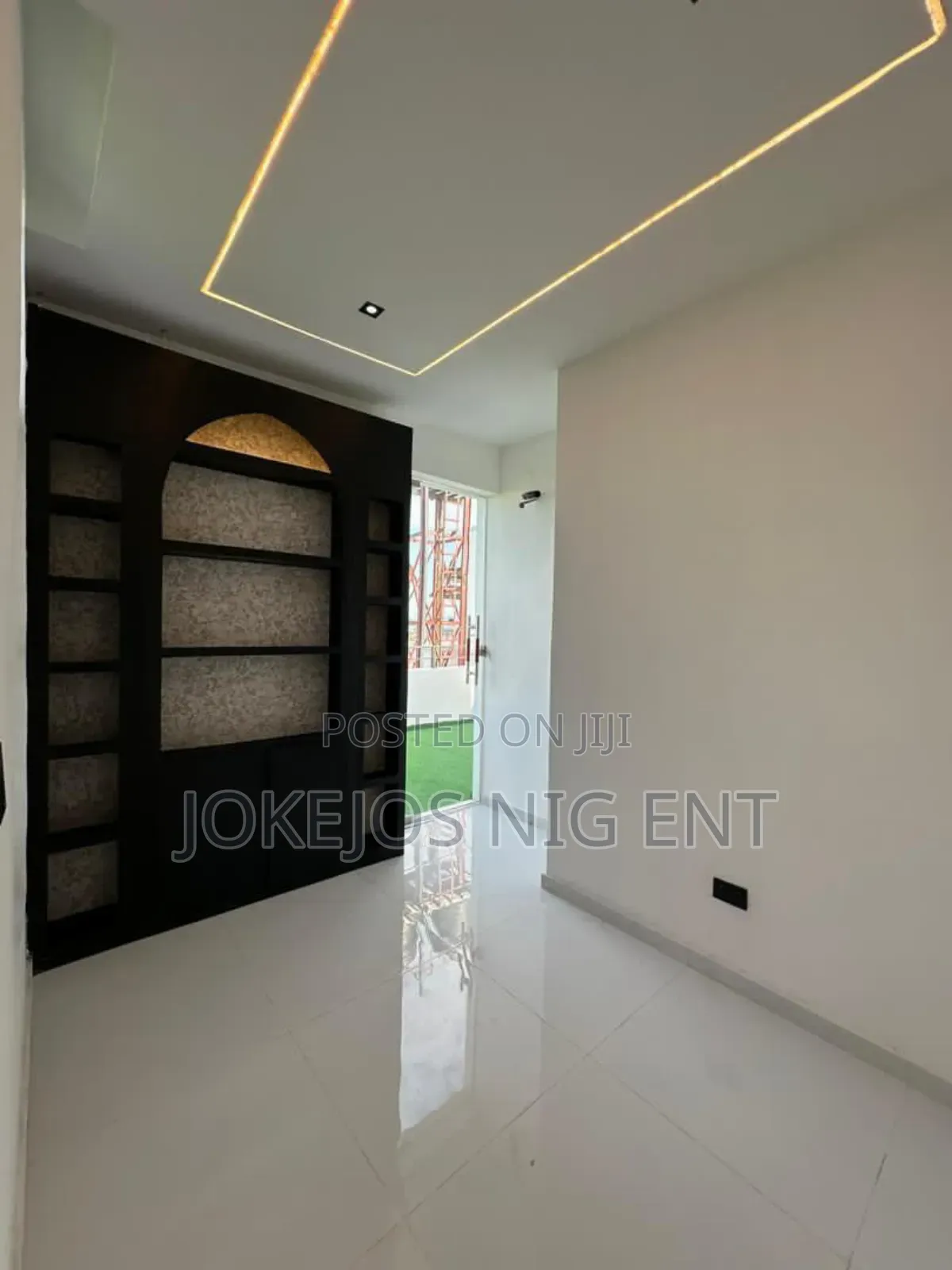 5bdrm Duplex in Chevron for sale in Chevron