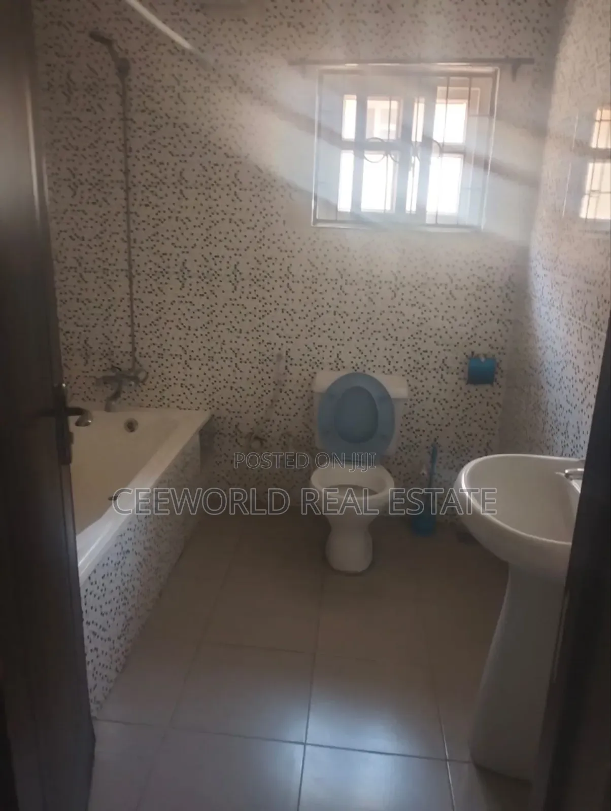 3bdrm Block of Flats in Ologbo Estate for sale in Ologuneru