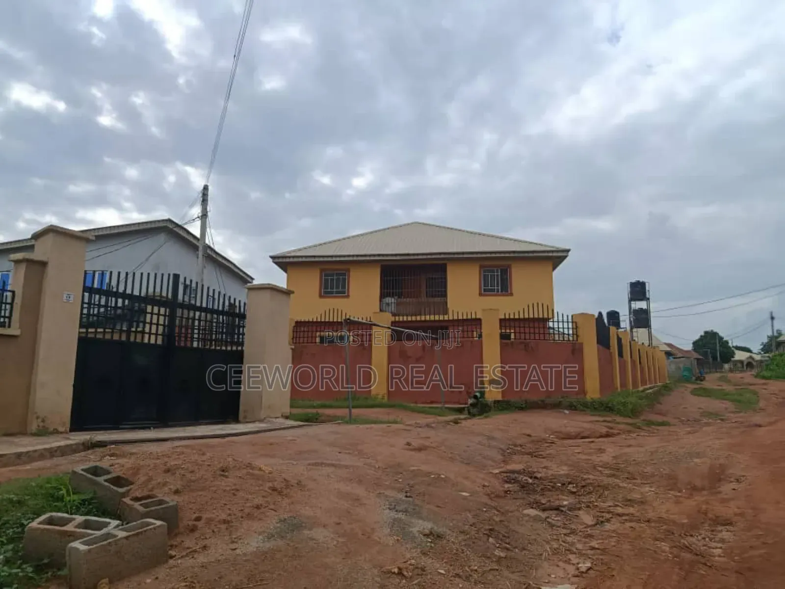 3bdrm Block of Flats in Ologbo Estate for sale in Ologuneru