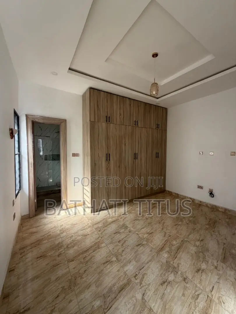 5bdrm Duplex in Kaura for sale in Kaura