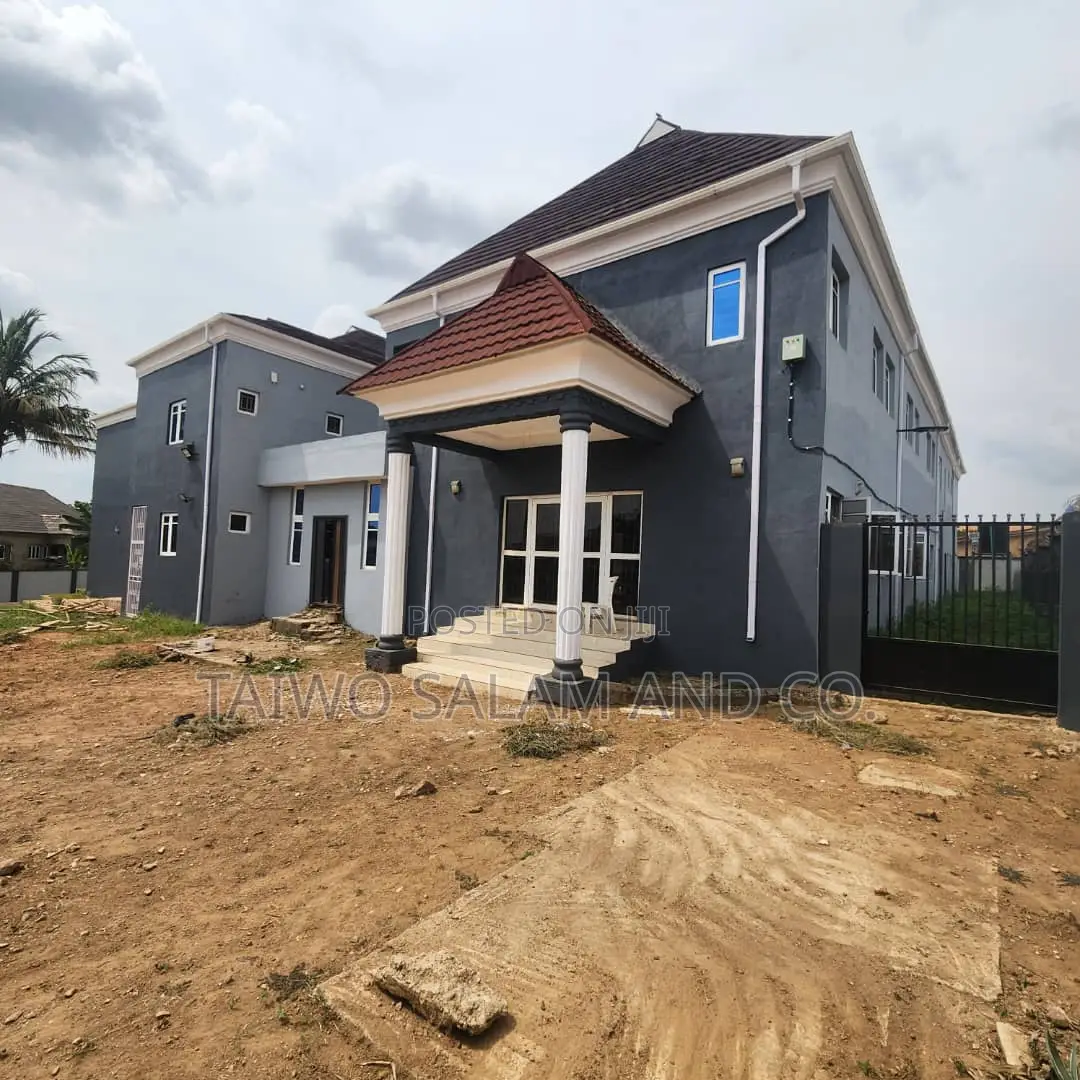 Newly Built 17 Classroom Building in Odo Ona