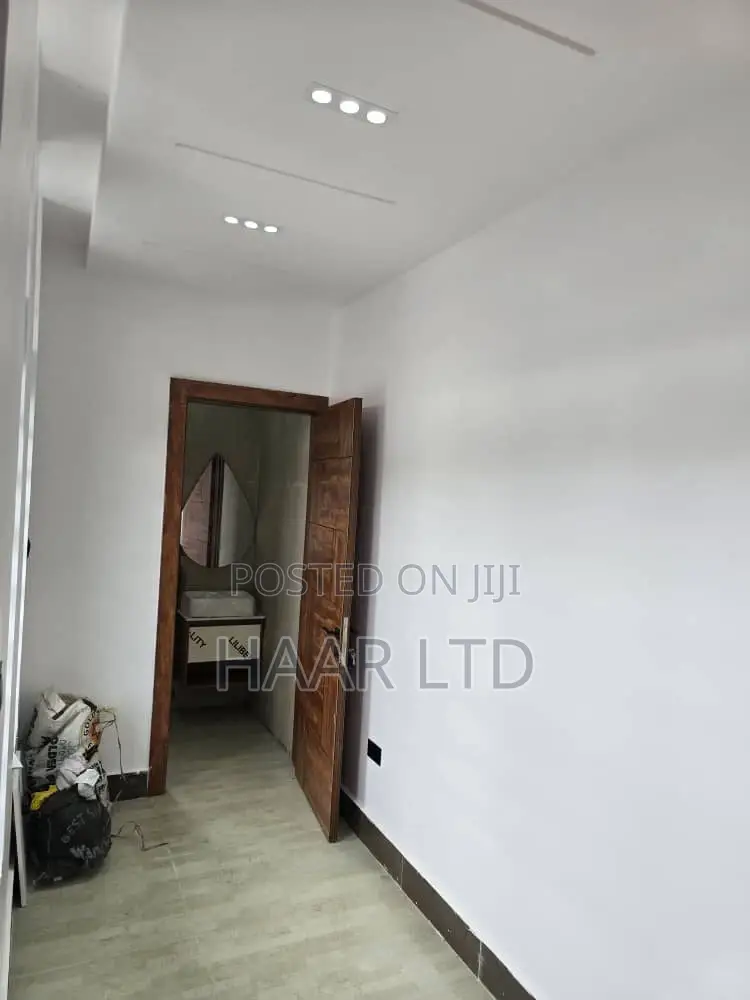 5bdrm Duplex in Ologolo for sale in Ologolo