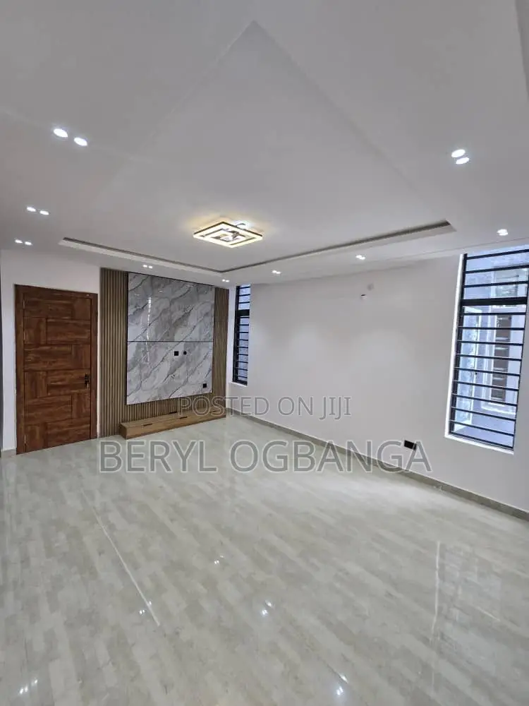 5bdrm Duplex in Ologolo for sale in Ologolo