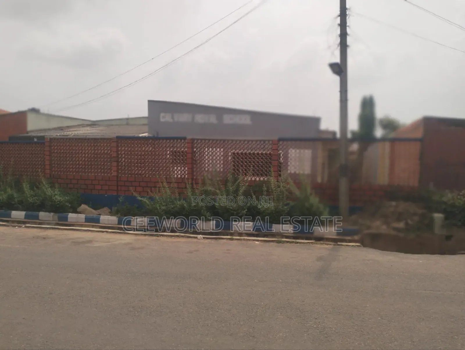 For Lease Old Bungalow Self Compound at Olapade Agoro, Oluyole State in Oluyole Estate