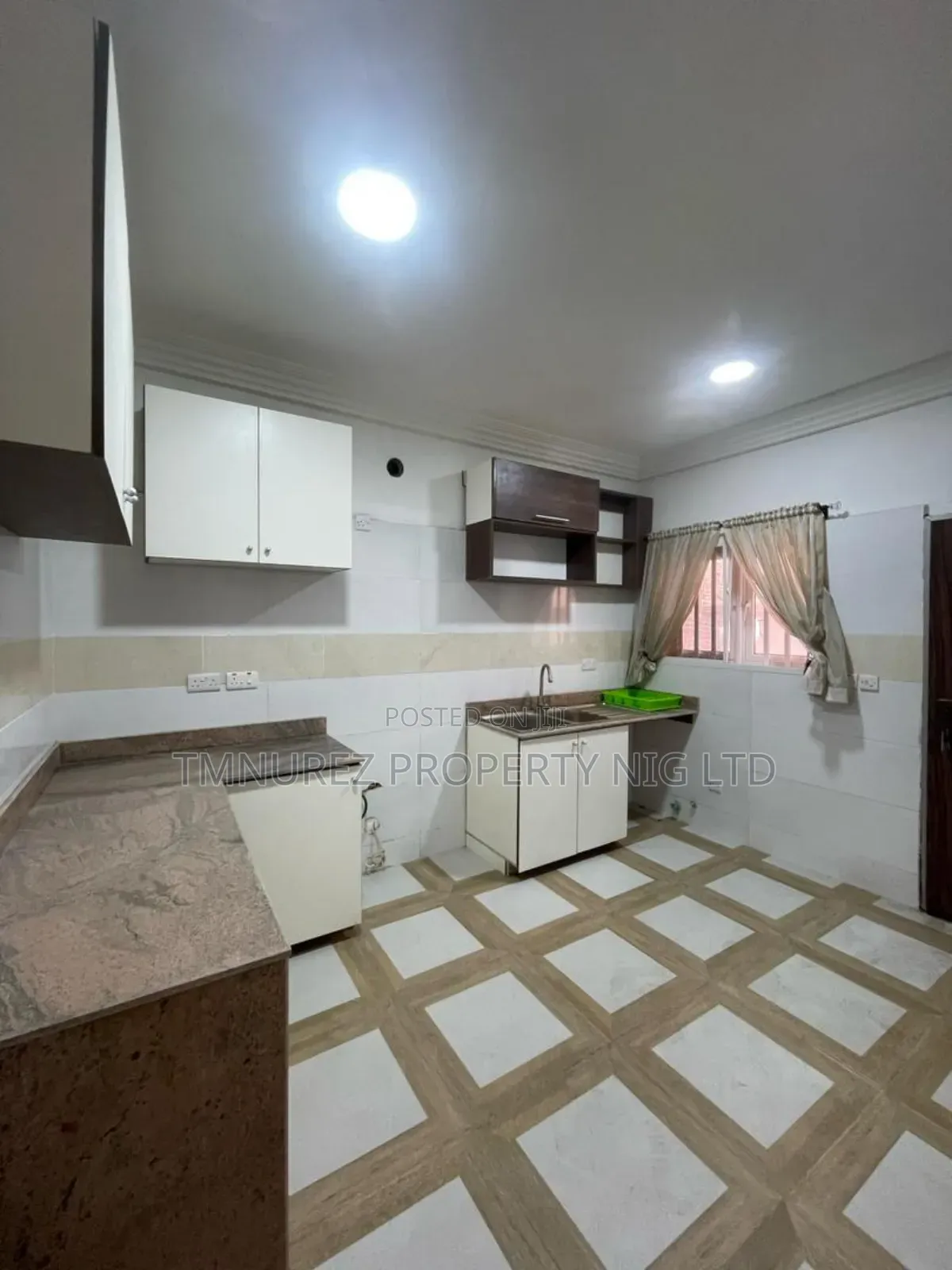 4bdrm Duplex in Chevron for rent in Chevron