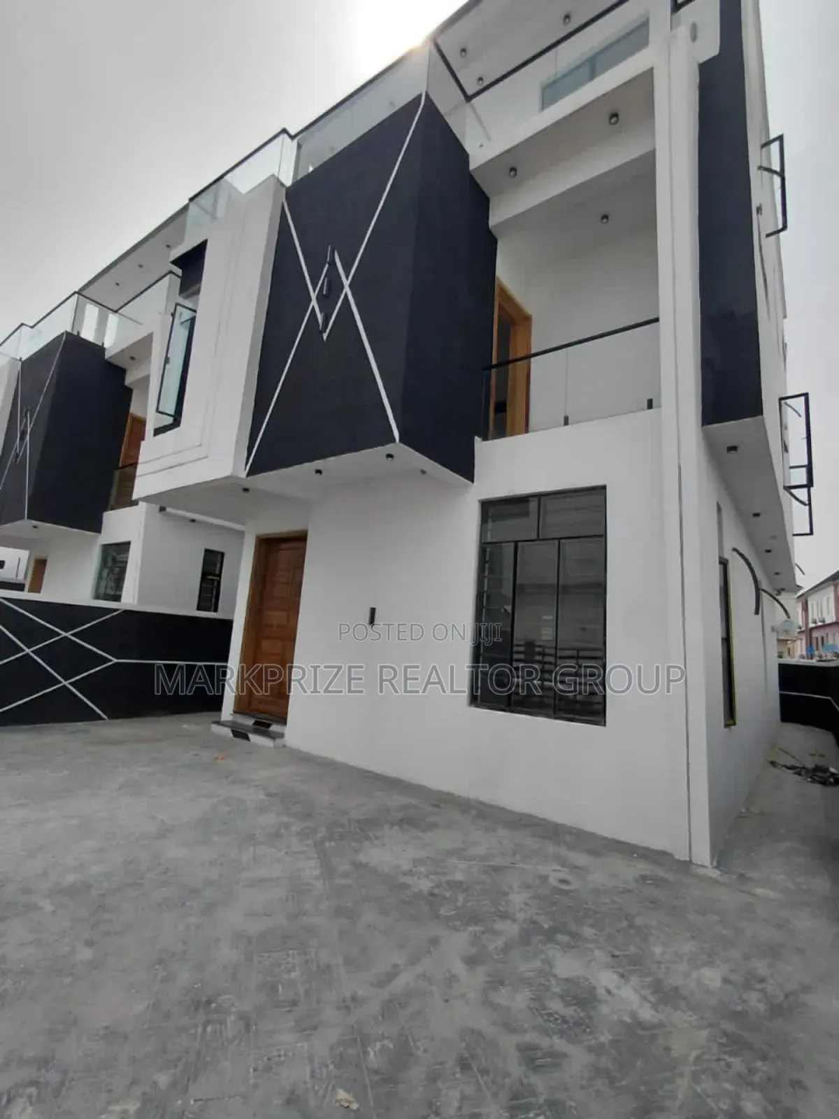 5bdrm Duplex in Chevron for sale in Chevron