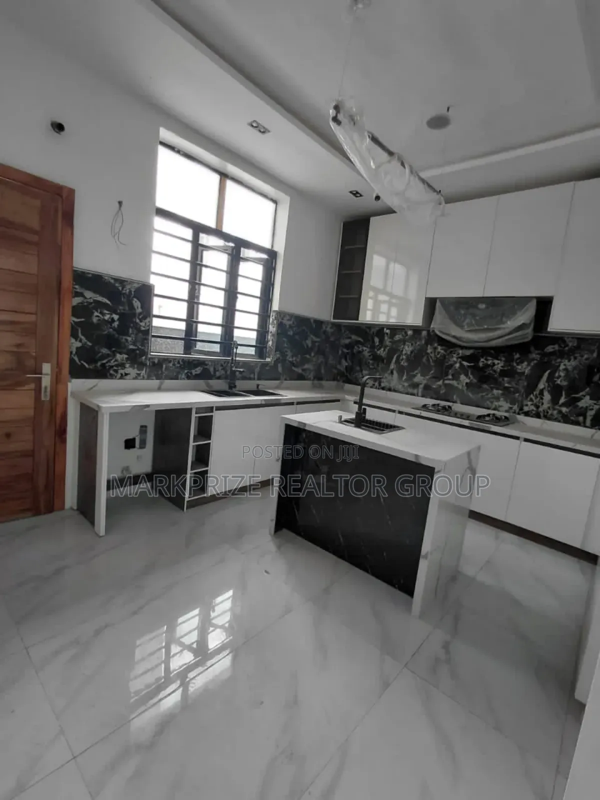 5bdrm Duplex in Chevron for sale in Chevron