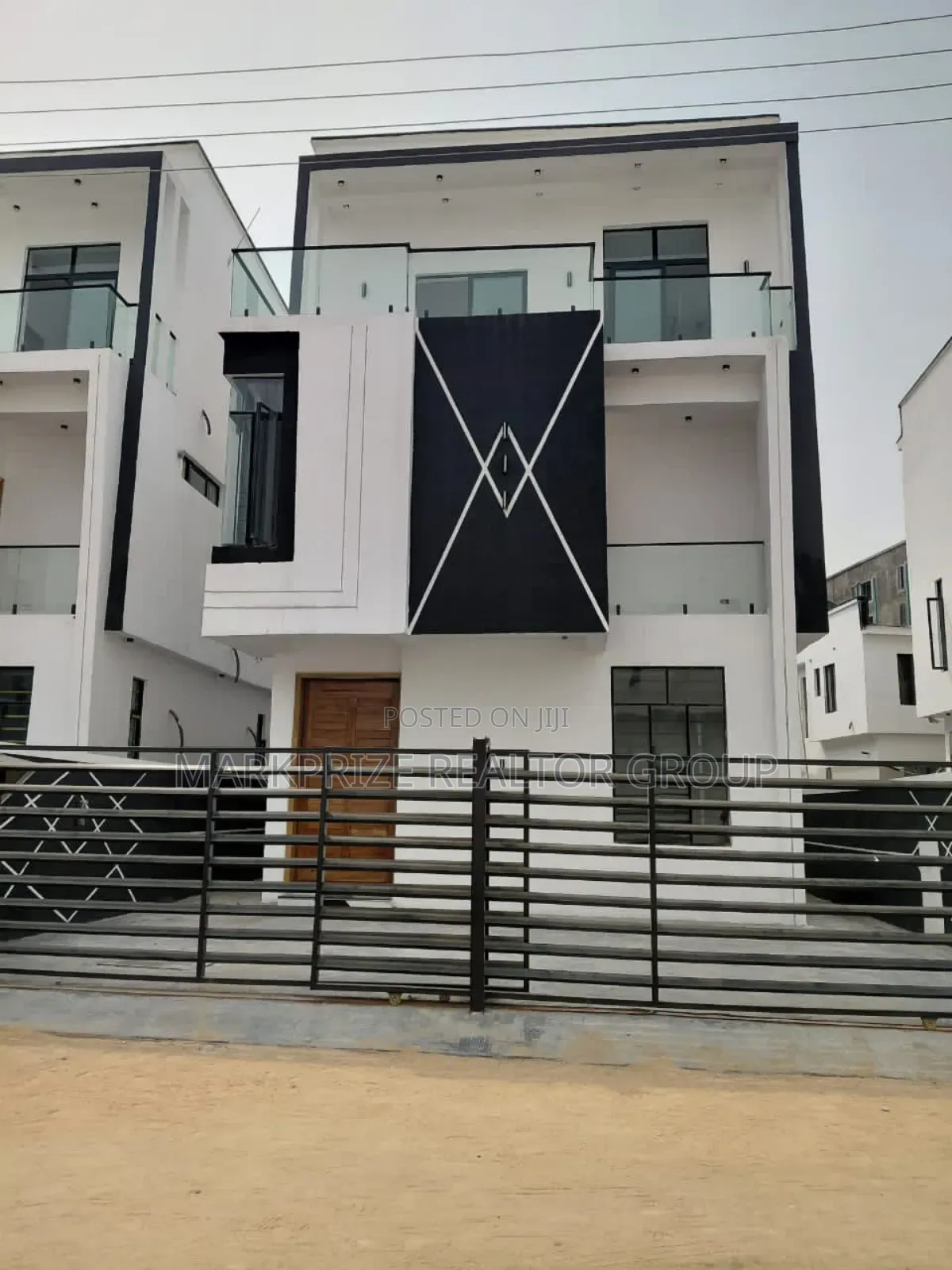 5bdrm Duplex in Chevron for sale in Chevron
