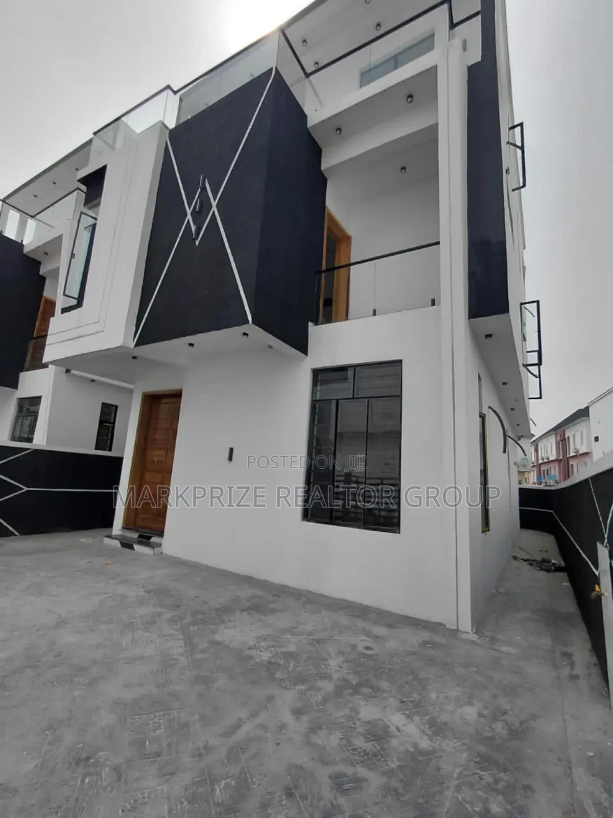 5bdrm Duplex in Chevron for sale in Chevron