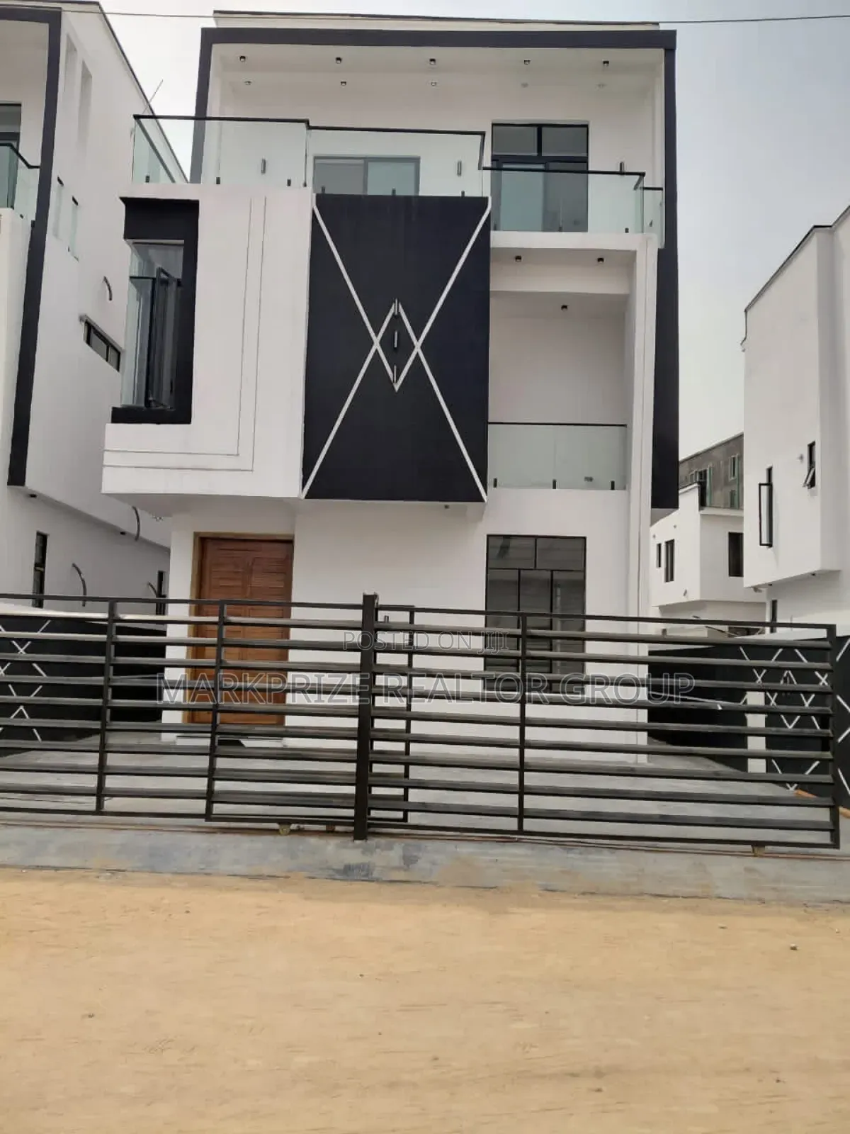 5bdrm Duplex in Chevron for sale in Chevron