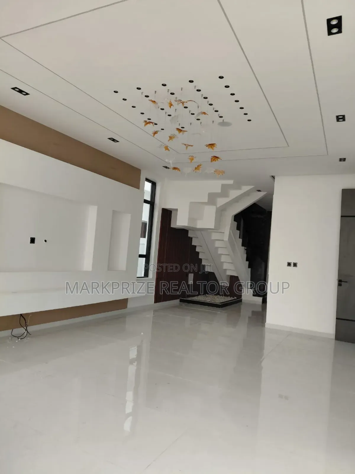 Furnished 5bdrm Duplex in Chevron for sale in Chevron