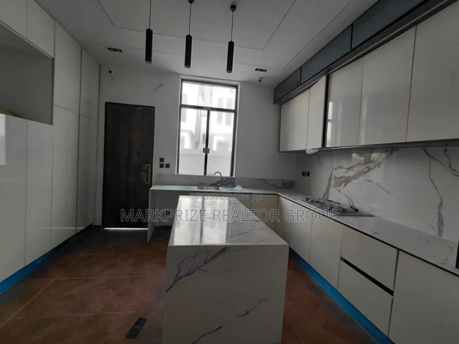 Furnished 5bdrm Duplex in Chevron for sale in Chevron