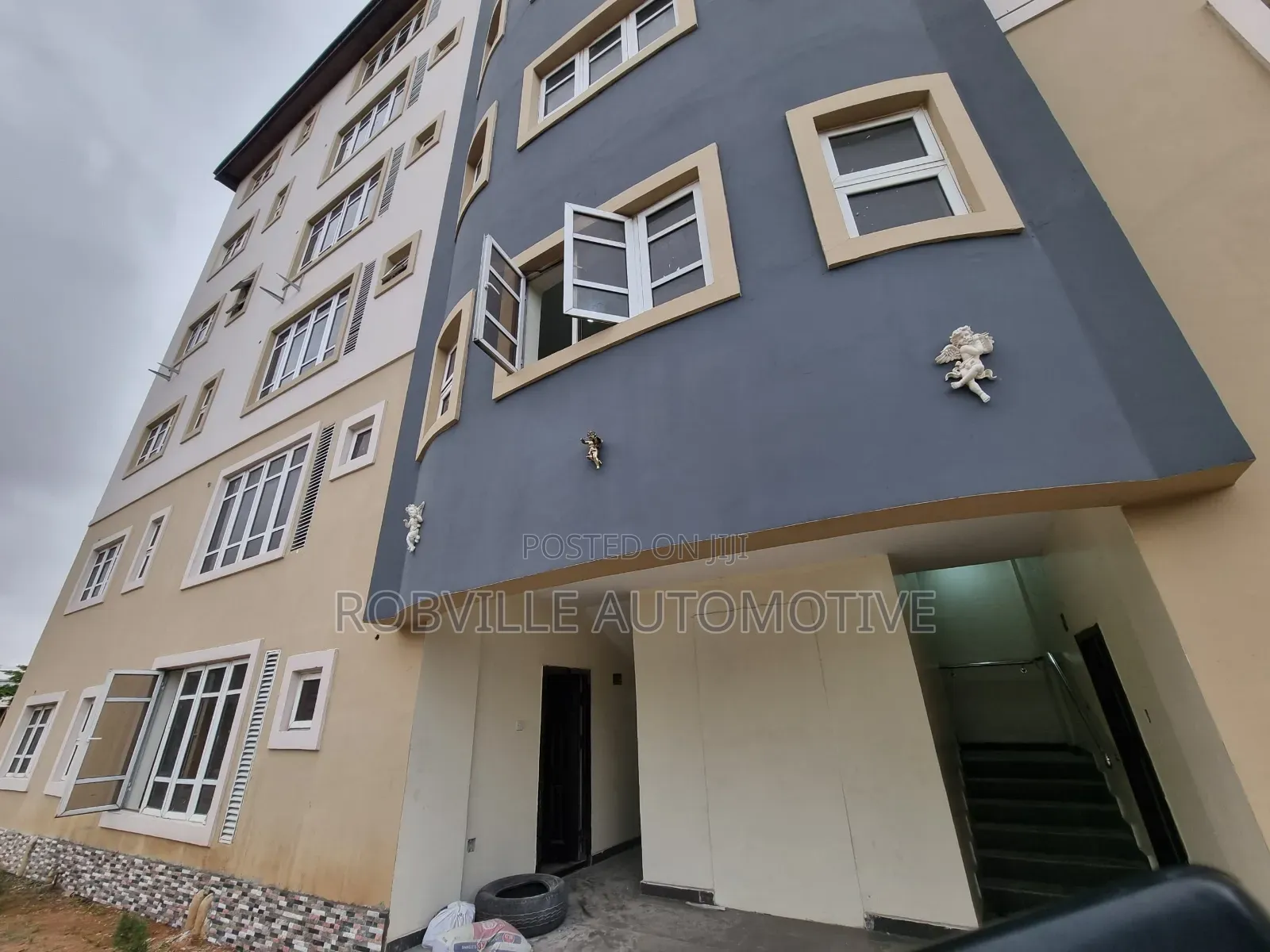 3bdrm Apartment in Adekunle for sale in Adekunle