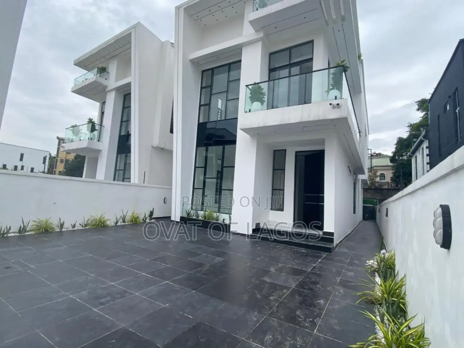 5bdrm Duplex in Chevron for sale in Chevron