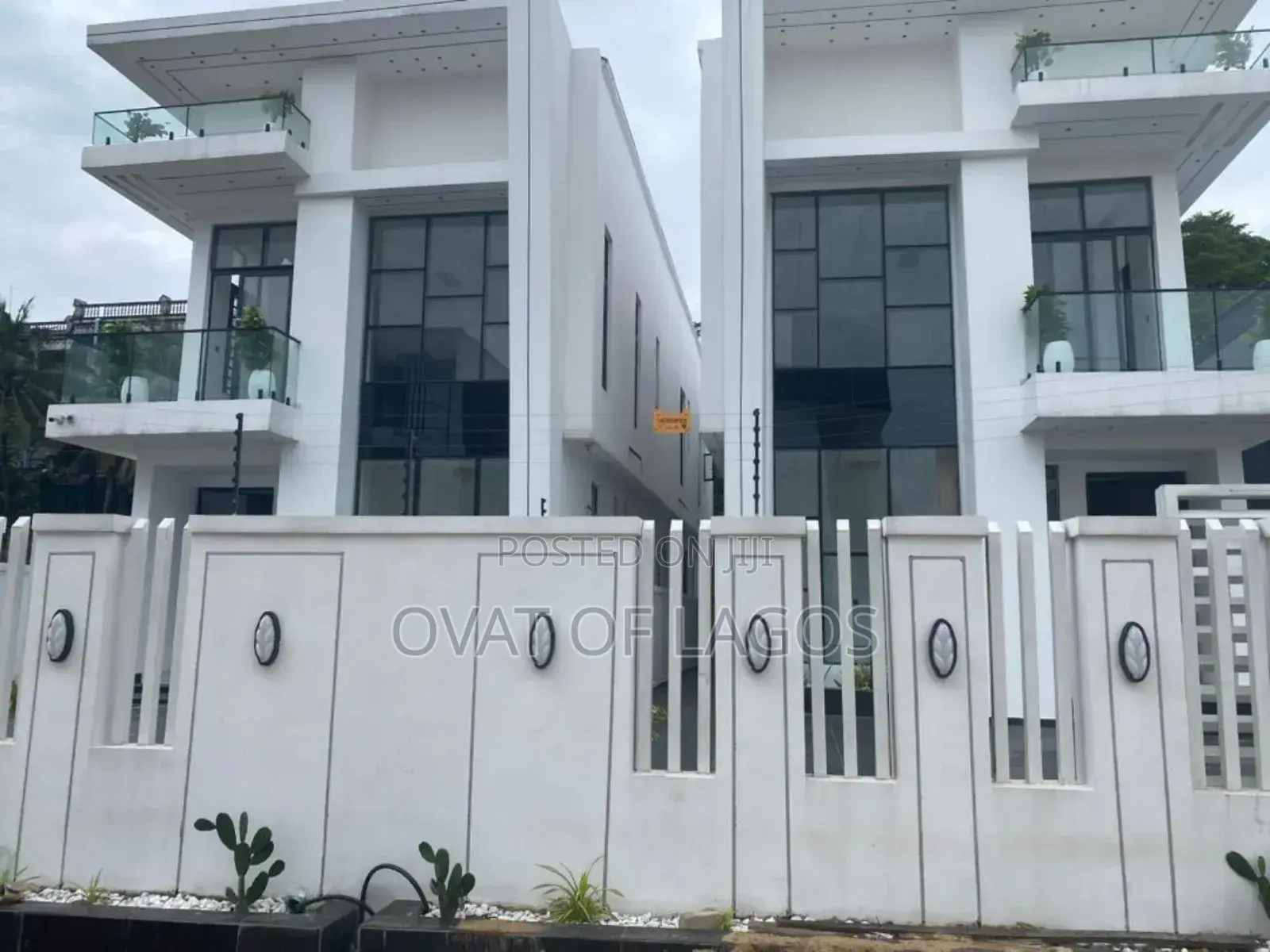 5bdrm Duplex in Chevron for sale in Chevron
