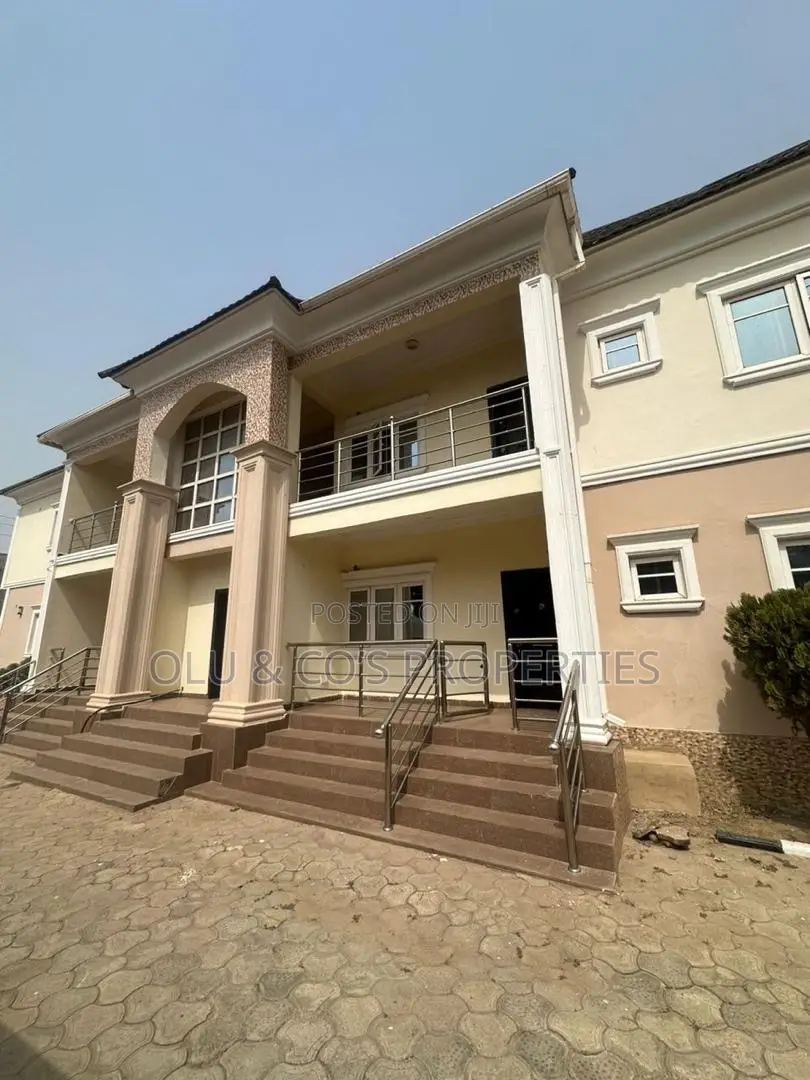 3bdrm Block of Flats in Residential Area, Apo District for rent in Apo District