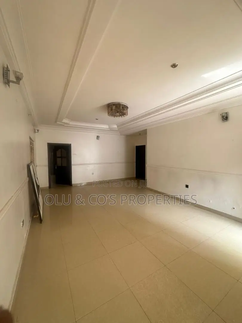 3bdrm Block of Flats in Residential Area, Apo District for rent in Apo District