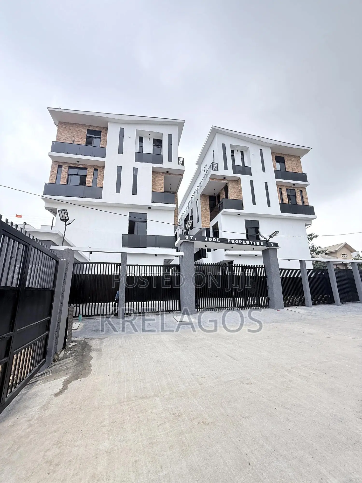 2bdrm Apartment in Chevron Toll Gate for sale in Chevron