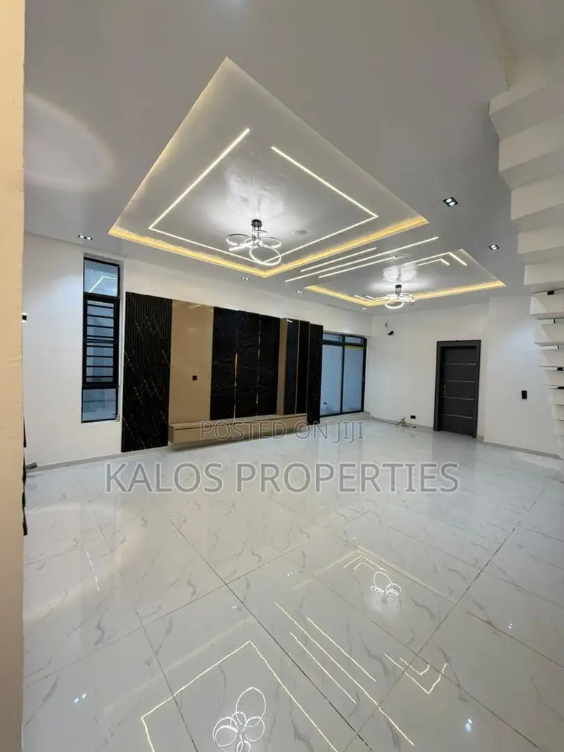5bdrm Duplex in Vgc for sale in VGC / Ajah