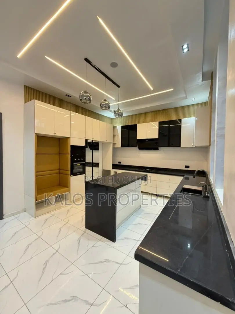 5bdrm Duplex in Vgc for sale in VGC / Ajah