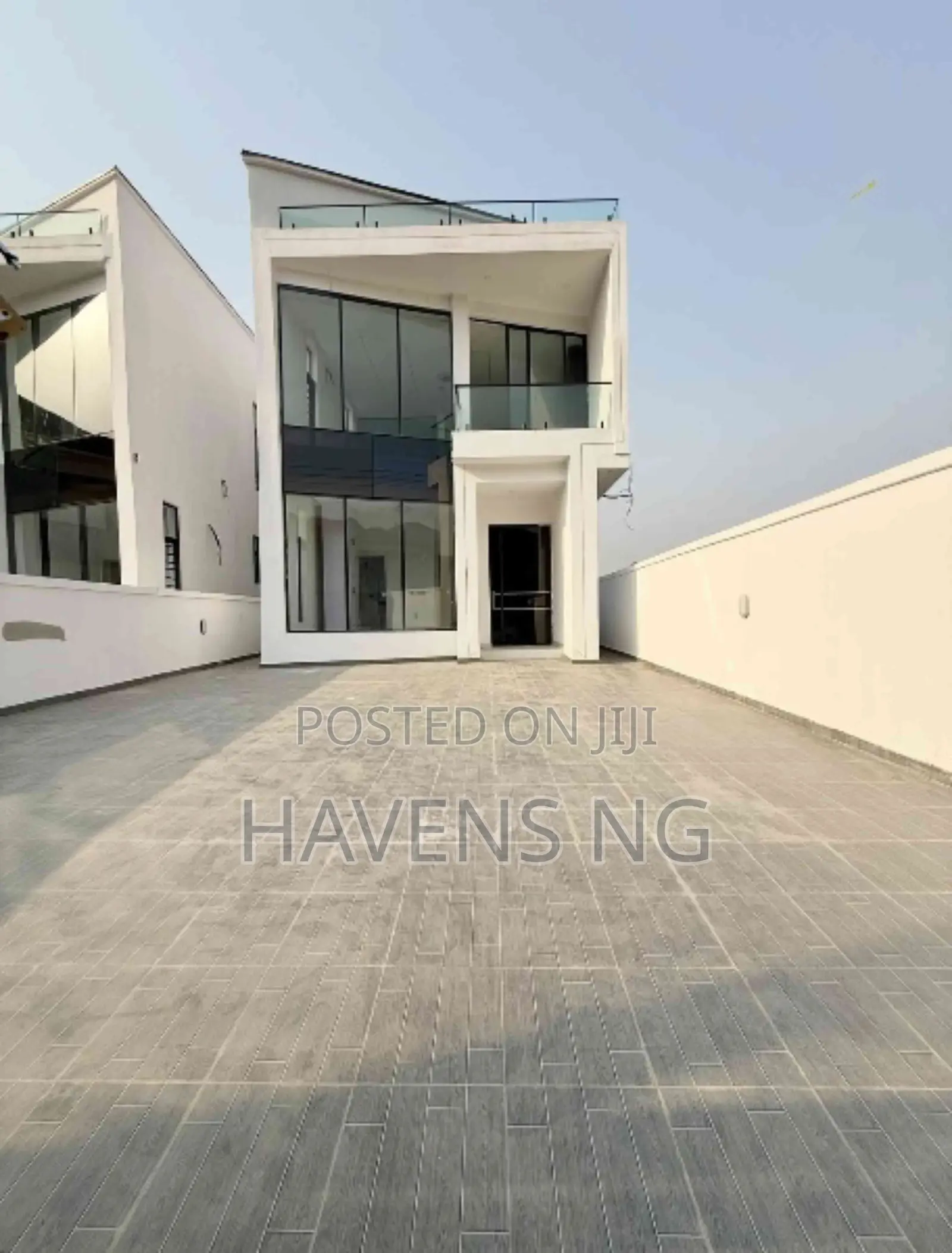 5bdrm Duplex in Chevron for sale in Chevron