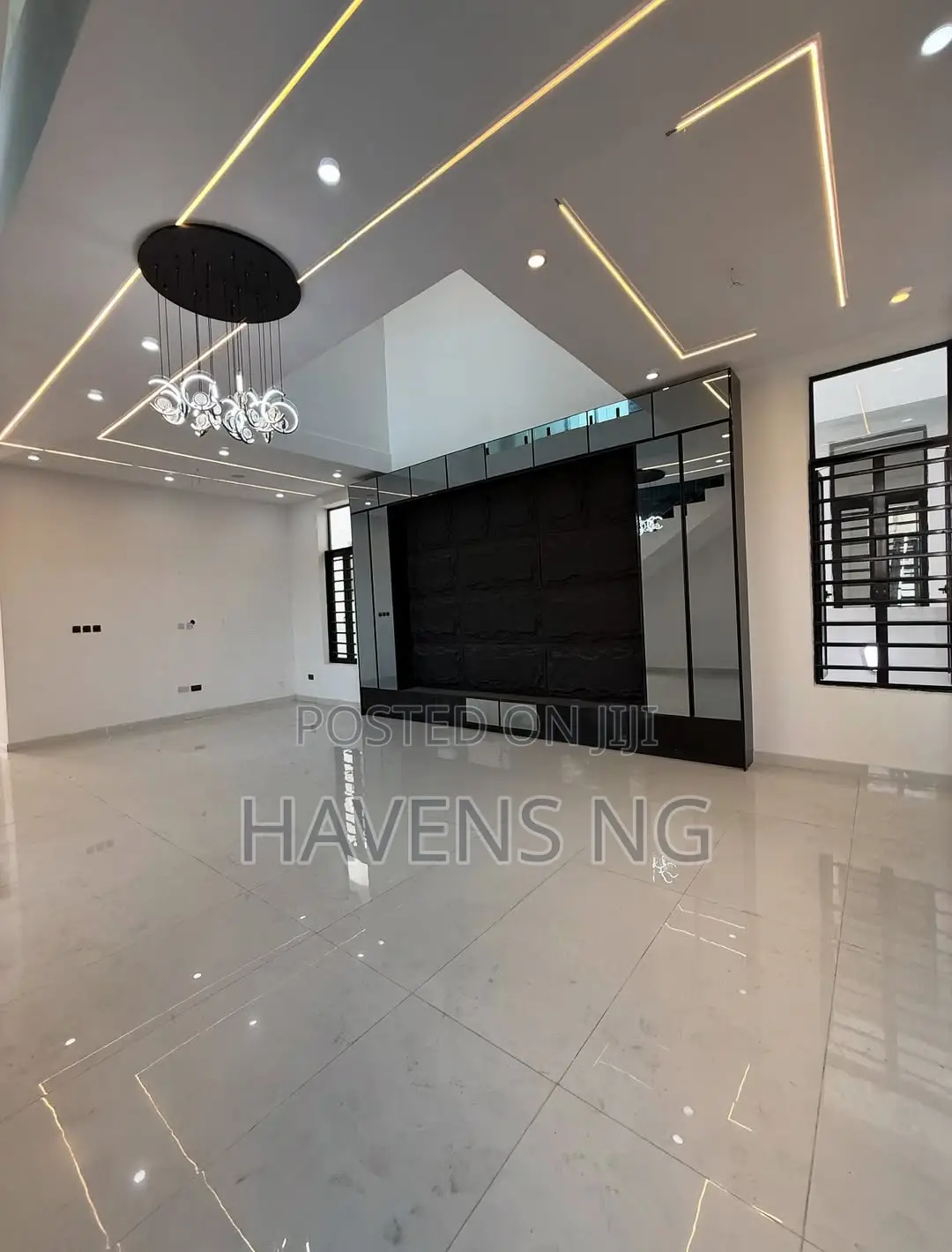 5bdrm Duplex in Chevron for sale in Chevron