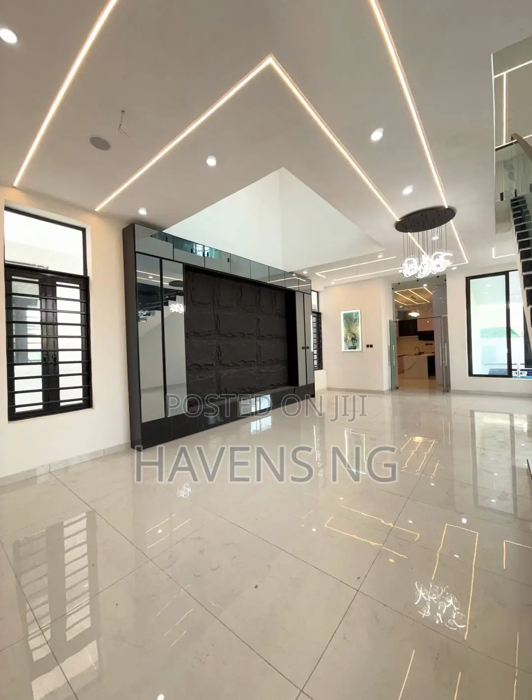 5bdrm Duplex in Chevron for sale in Chevron