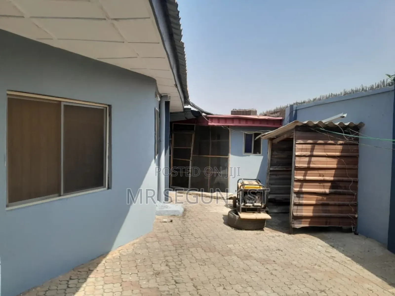 8bdrm Bungalow in Orange Gate Estate for sale in Oluyole Estate
