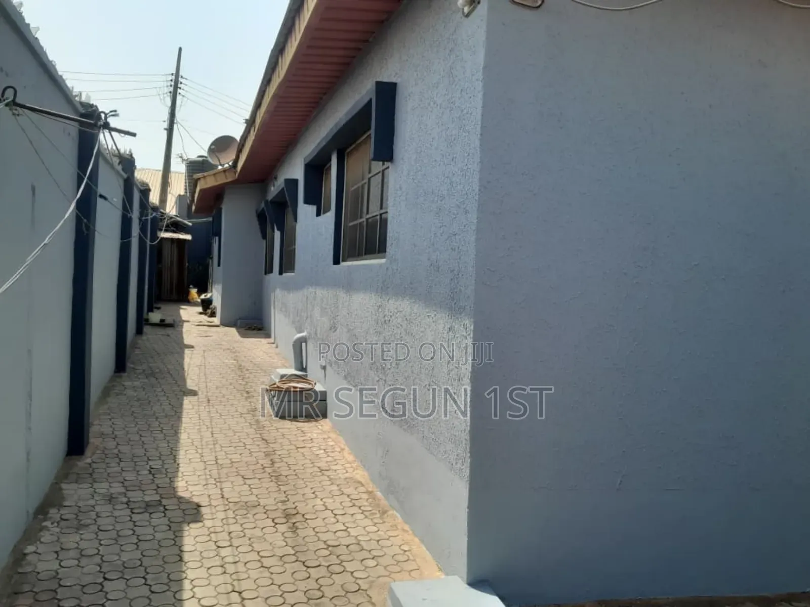 8bdrm Bungalow in Orange Gate Estate for sale in Oluyole Estate